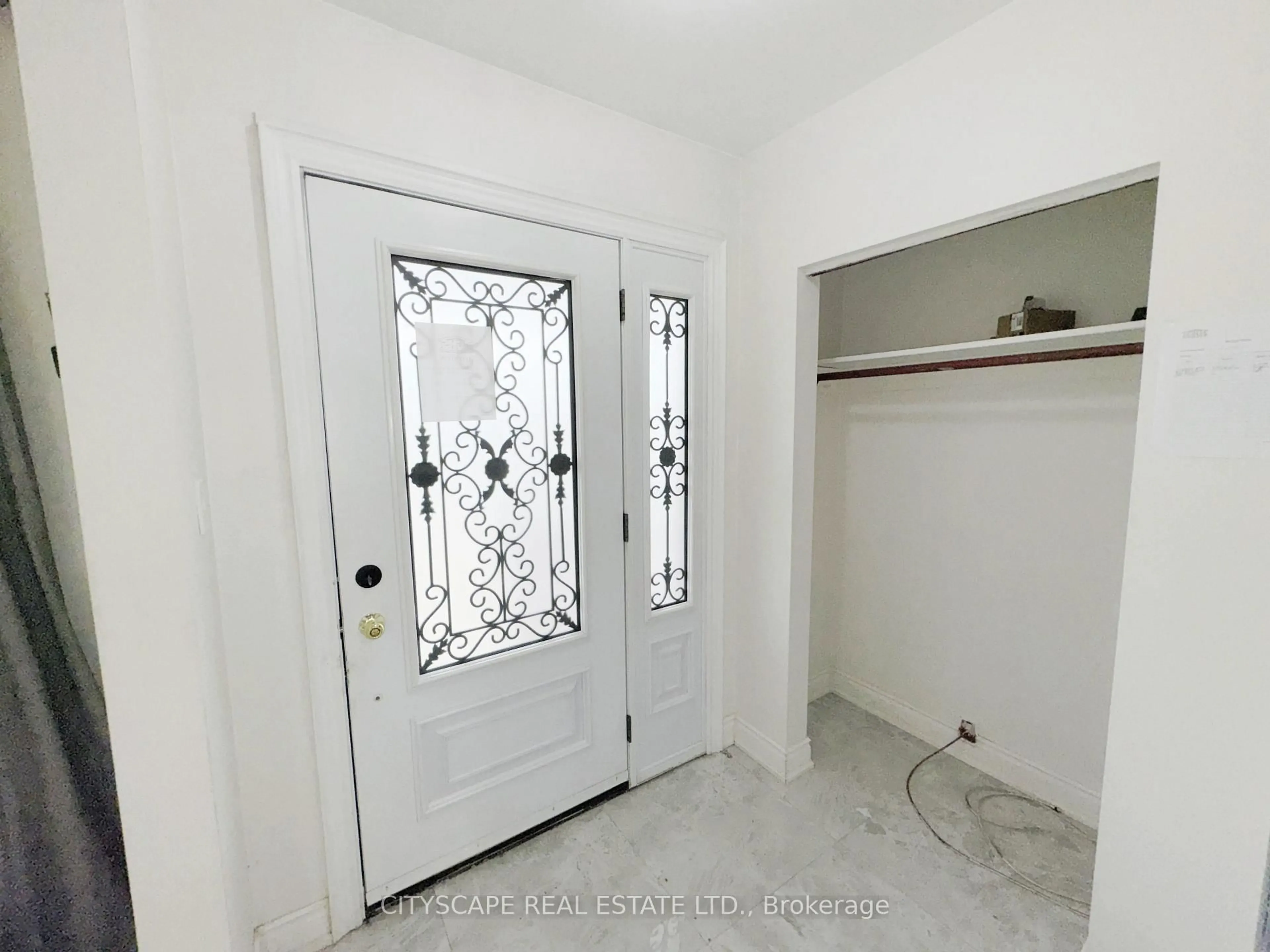 Indoor entryway for 3708 Woodruff Cres, Mississauga Ontario L4T 1T9