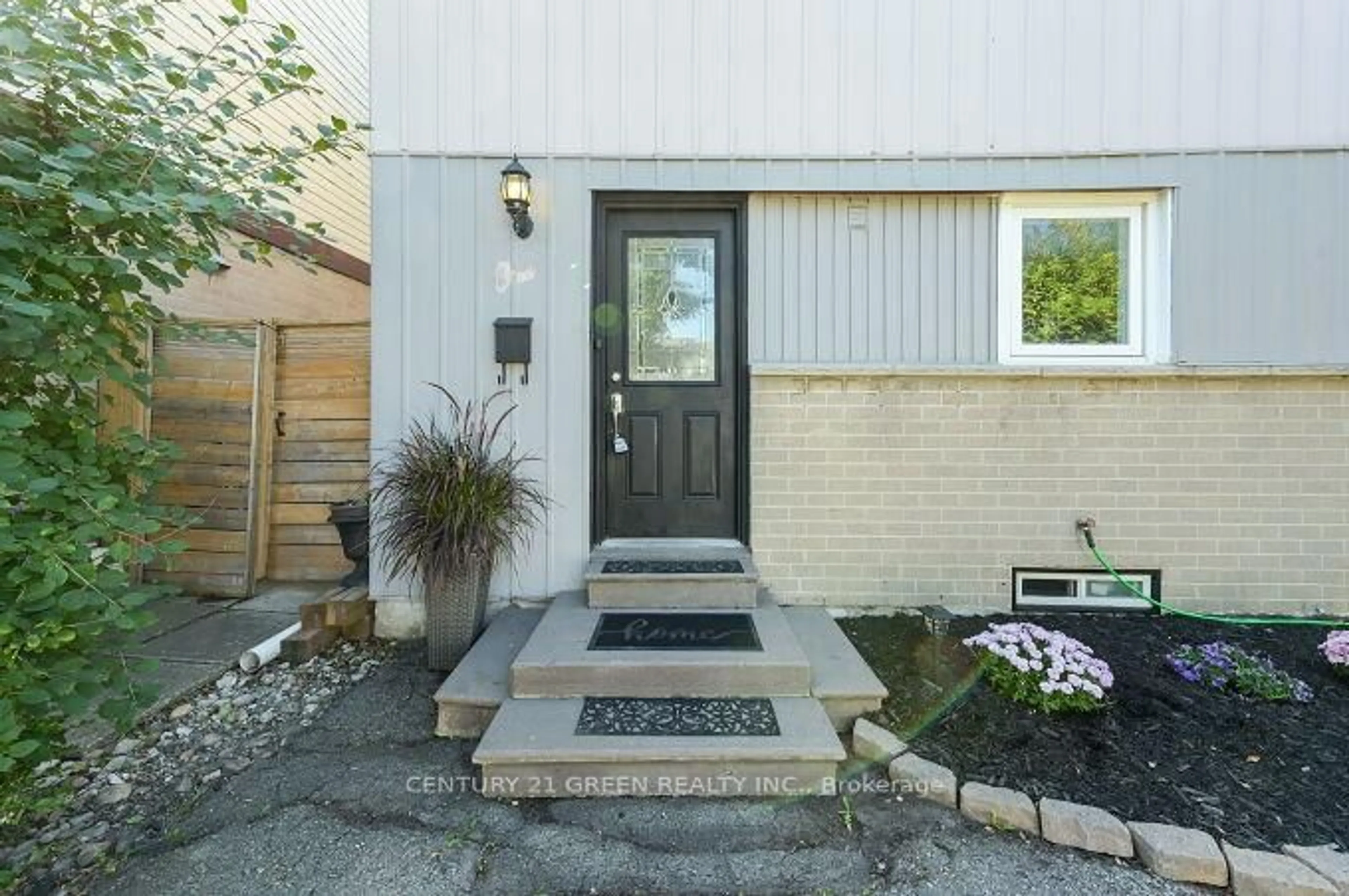 Indoor entryway for 1 Greenarrow Crt, Brampton Ontario L6S 2K1