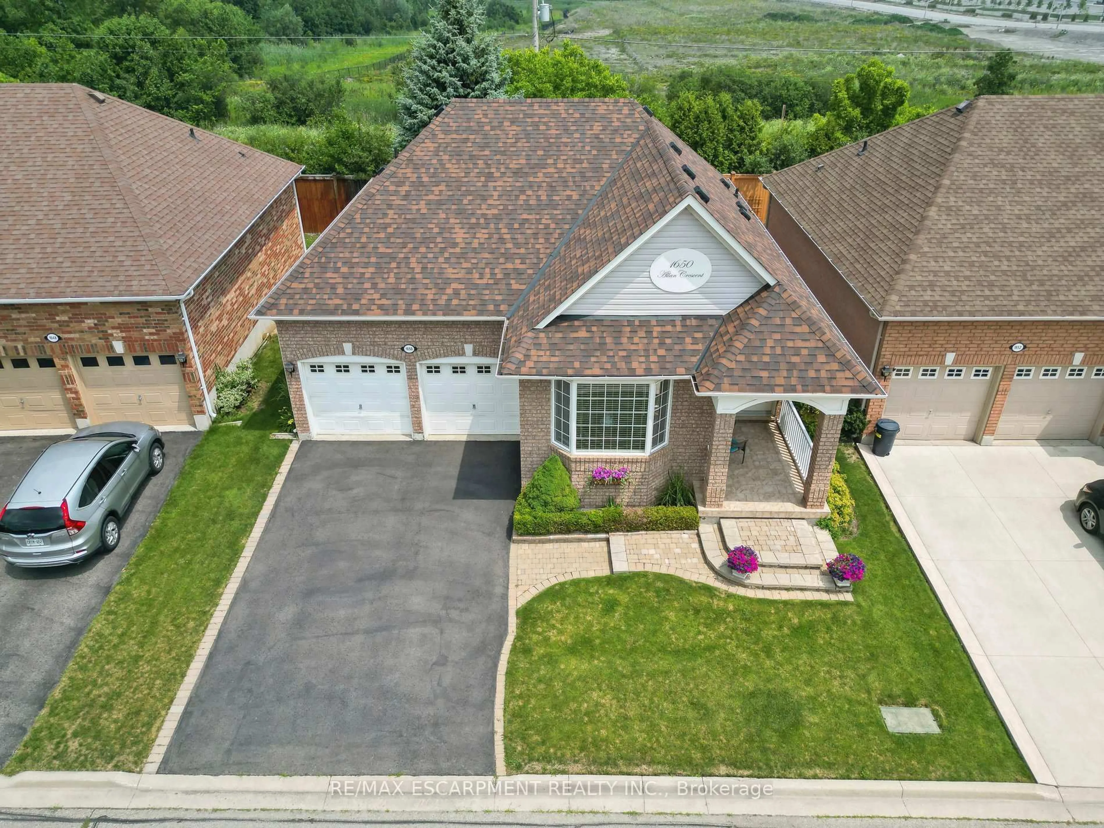 A pic from outside/outdoor area/front of a property/back of a property/a pic from drone, street for 1650 Allan Cres, Milton Ontario L9T 5Z7