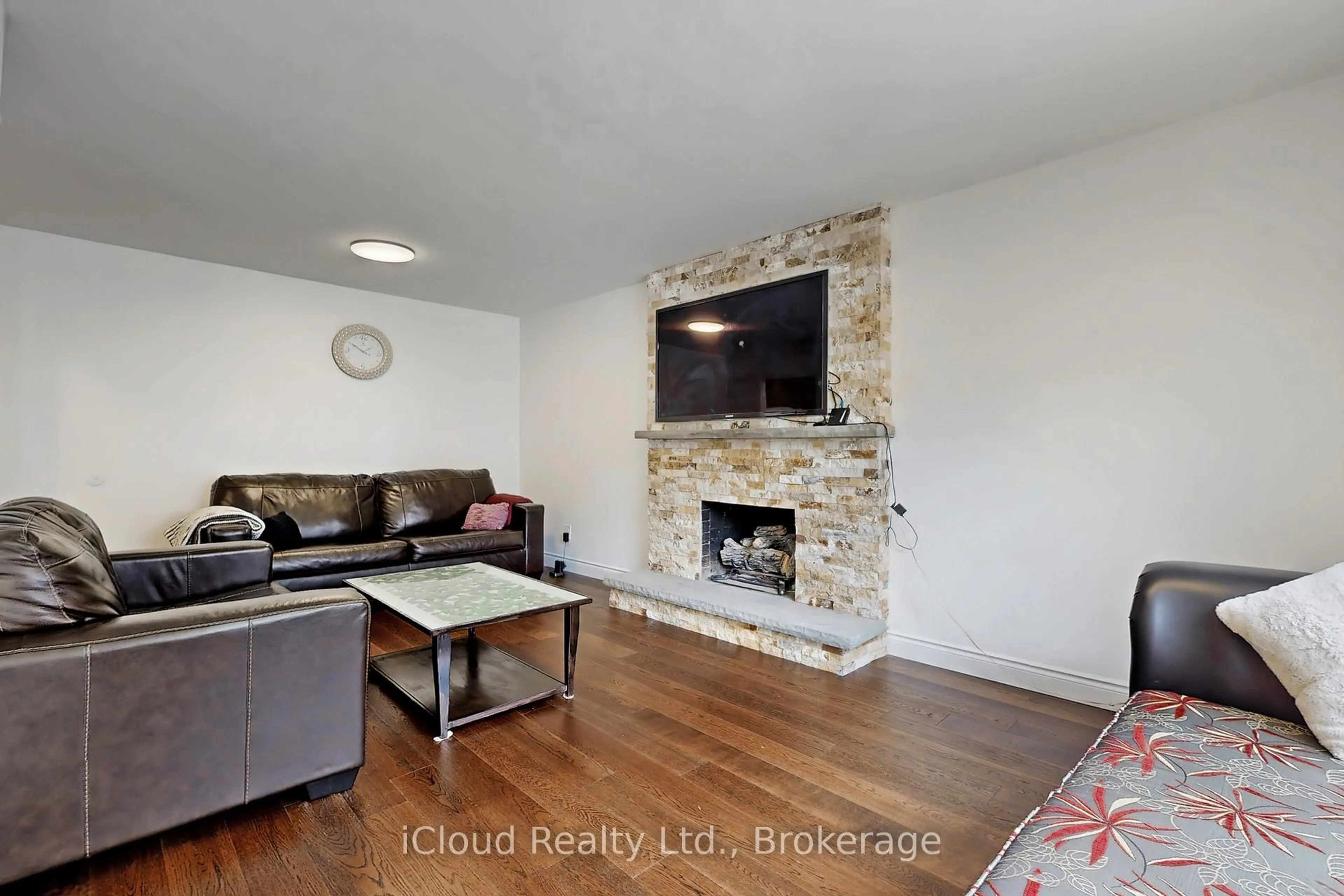 Living room with furniture, unknown for 2088 Madden Blvd, Oakville Ontario L6H 3L6