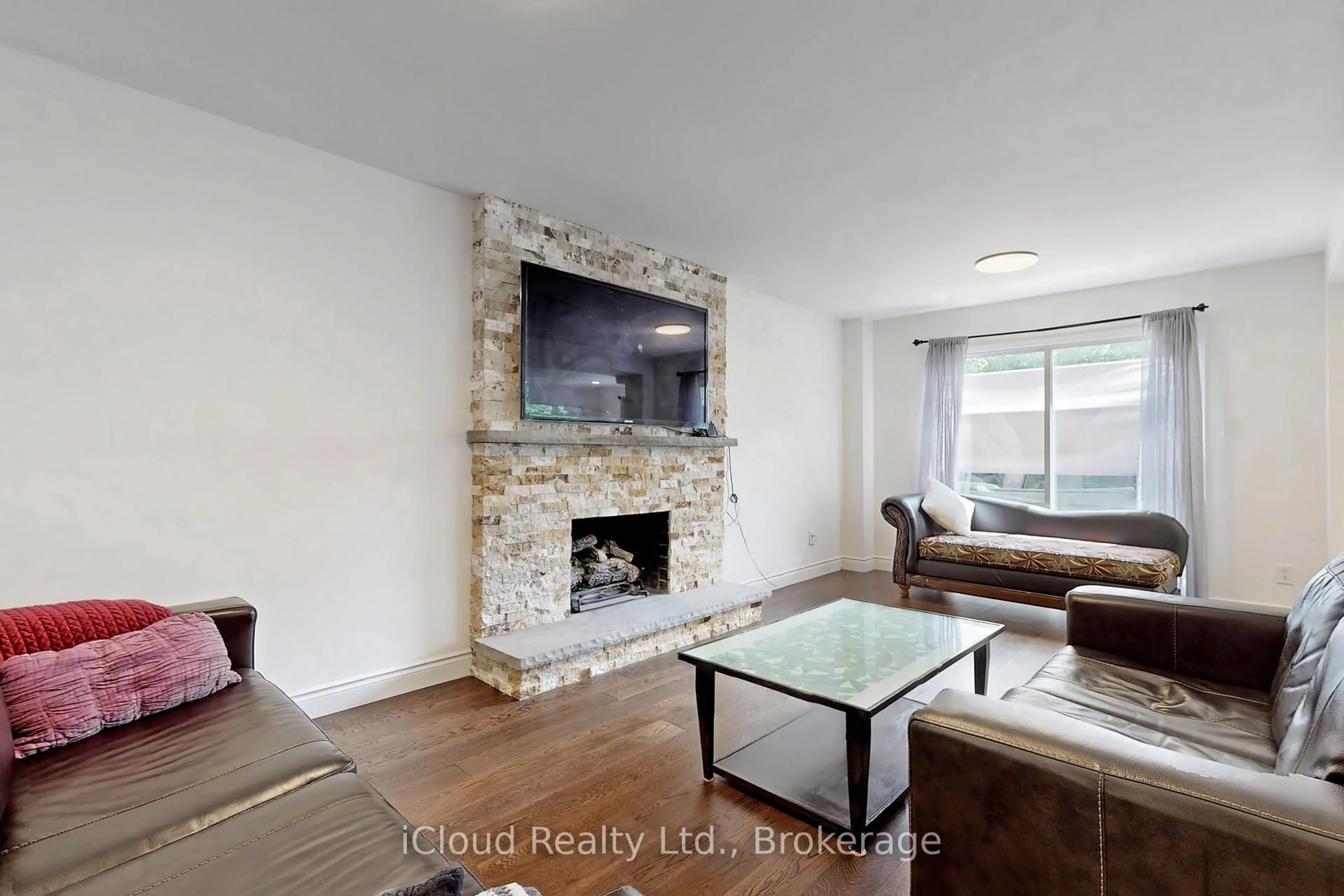 Living room with furniture, unknown for 2088 Madden Blvd, Oakville Ontario L6H 3L6