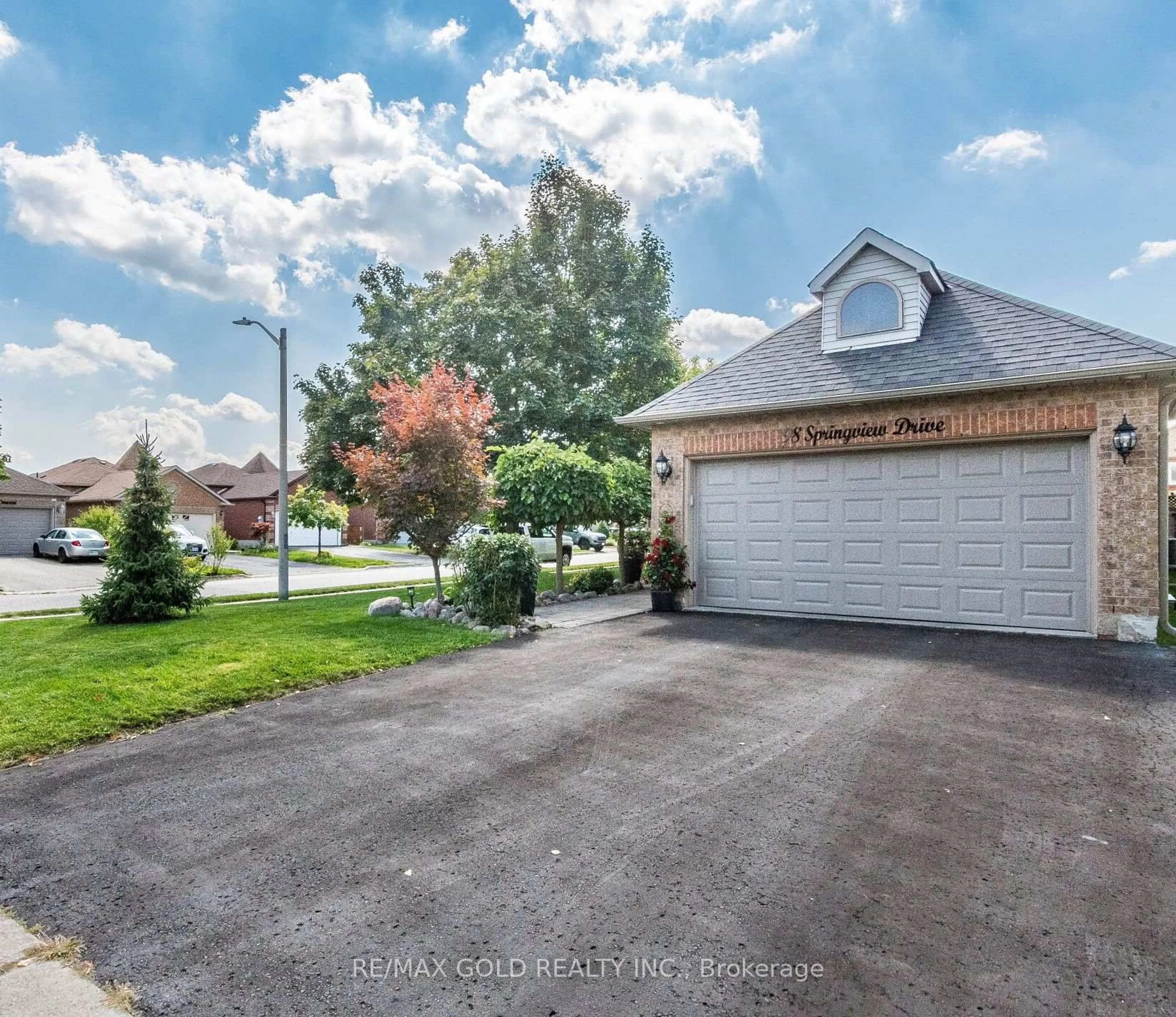 A pic from outside/outdoor area/front of a property/back of a property/a pic from drone, street for 98 Springview Dr, Brampton Ontario L6X 4L1
