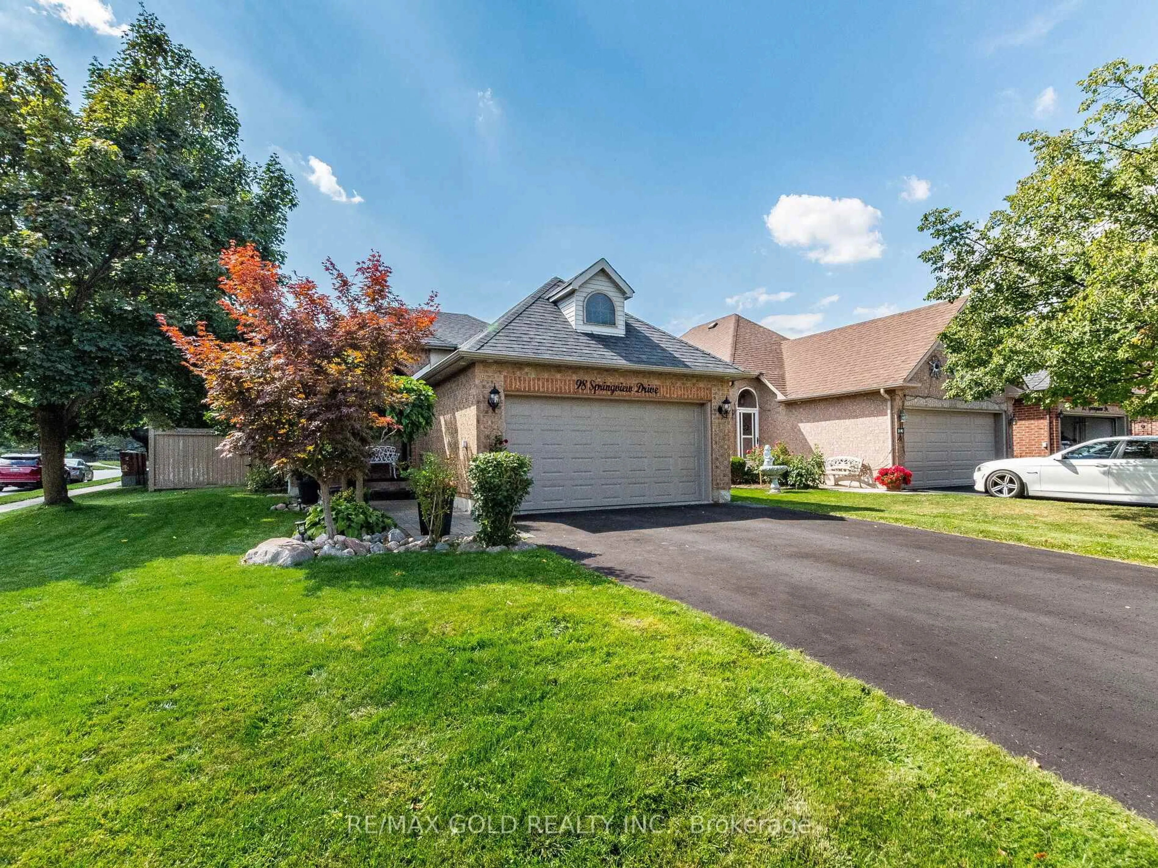 A pic from outside/outdoor area/front of a property/back of a property/a pic from drone, street for 98 Springview Dr, Brampton Ontario L6X 4L1