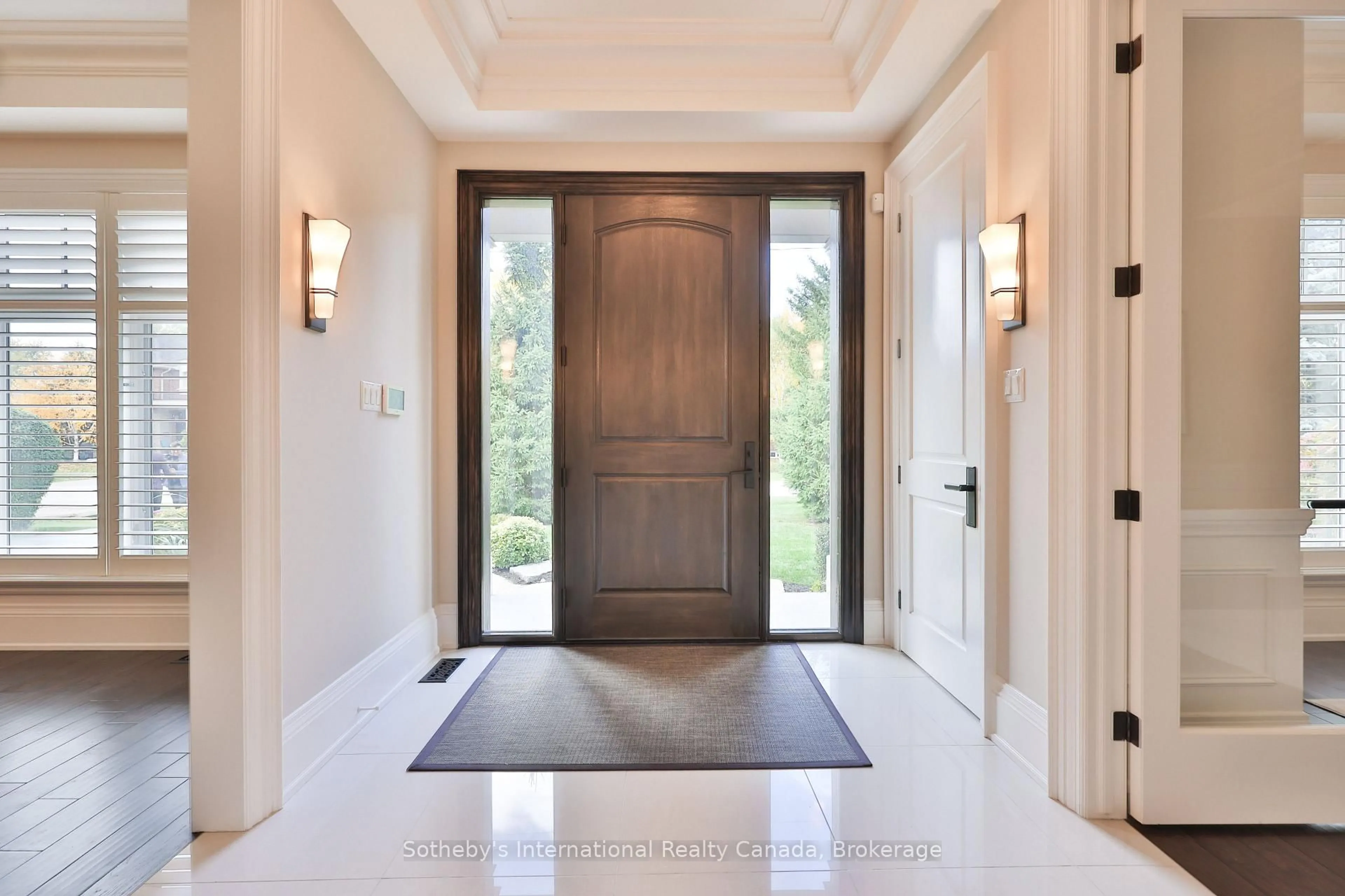 Indoor entryway for 1356 Thornhill Dr, Oakville Ontario L6L 2L2