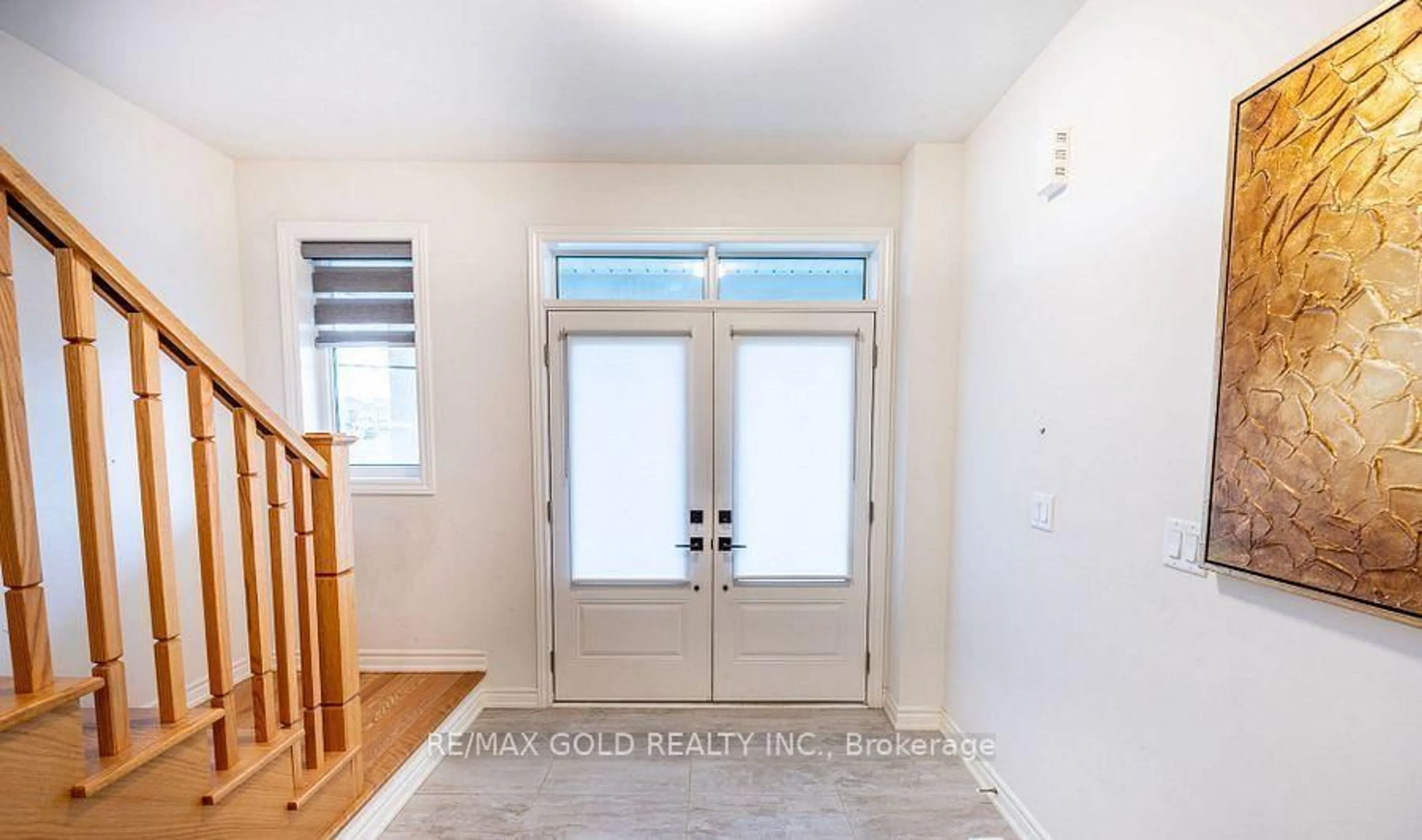 Indoor entryway for 35 Academy Dr, Brampton Ontario L6P 3C9