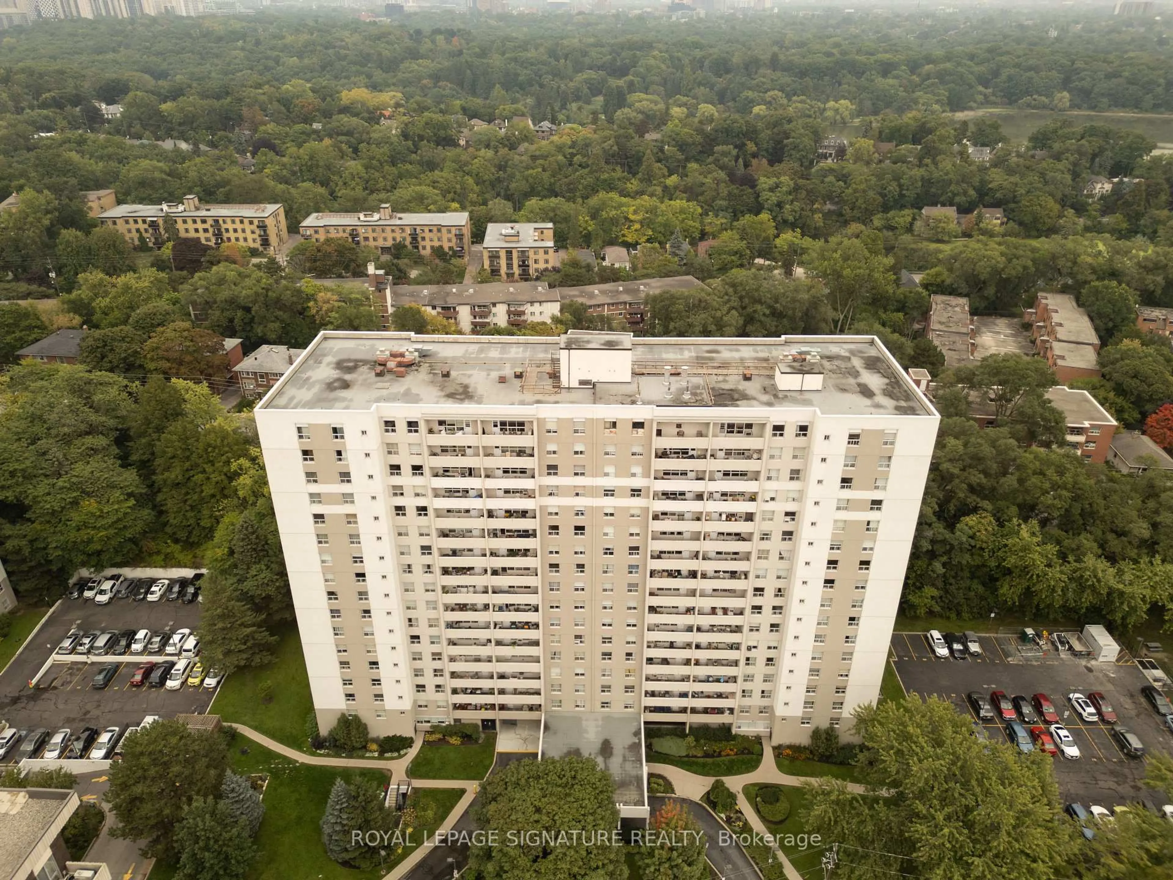 A pic from outside/outdoor area/front of a property/back of a property/a pic from drone, unknown for 45 Southport St #1611, Toronto Ontario M6S 3N5