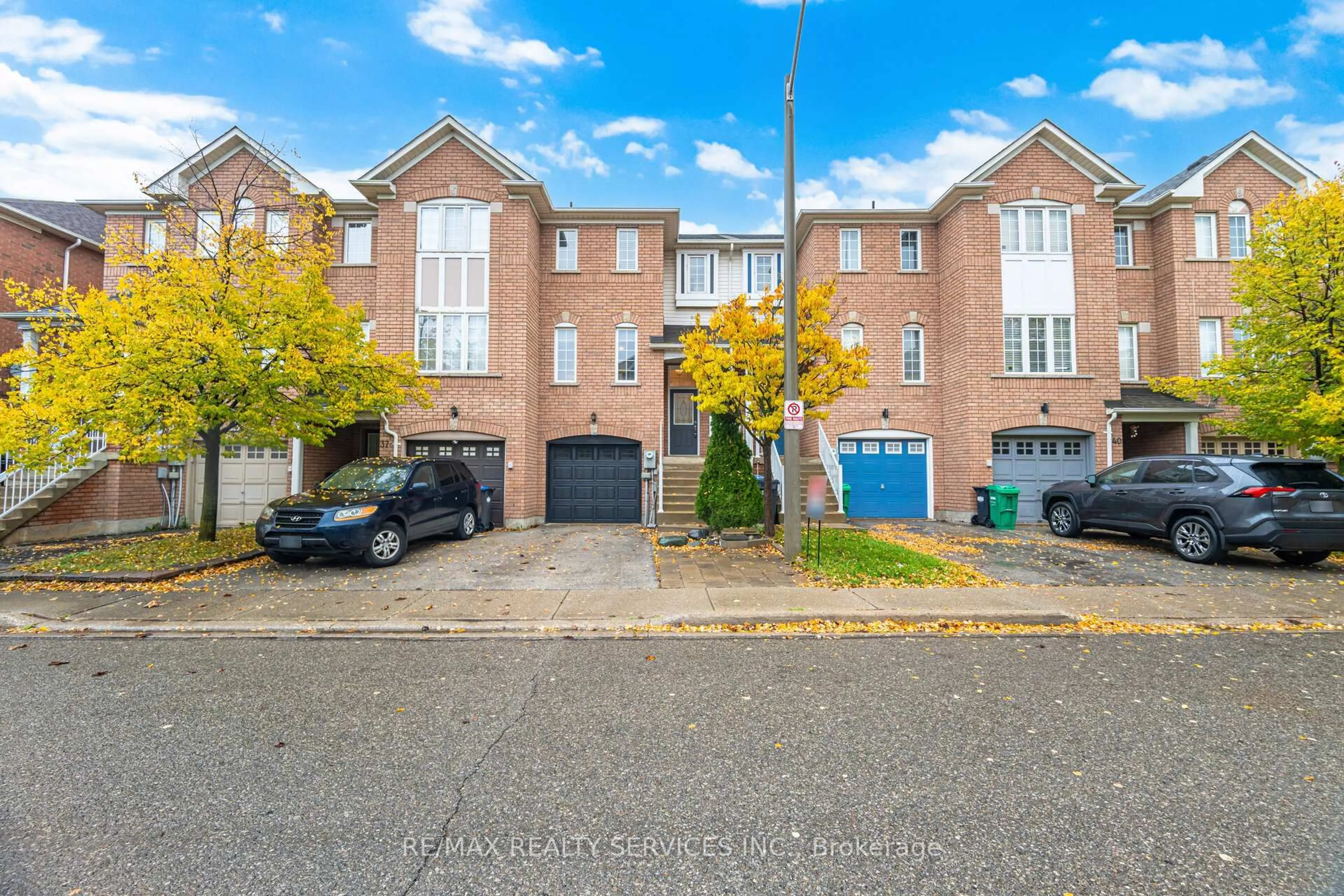 A pic from outside/outdoor area/front of a property/back of a property/a pic from drone, street for 271 Richvale Dr #38, Brampton Ontario L6Z 4W7