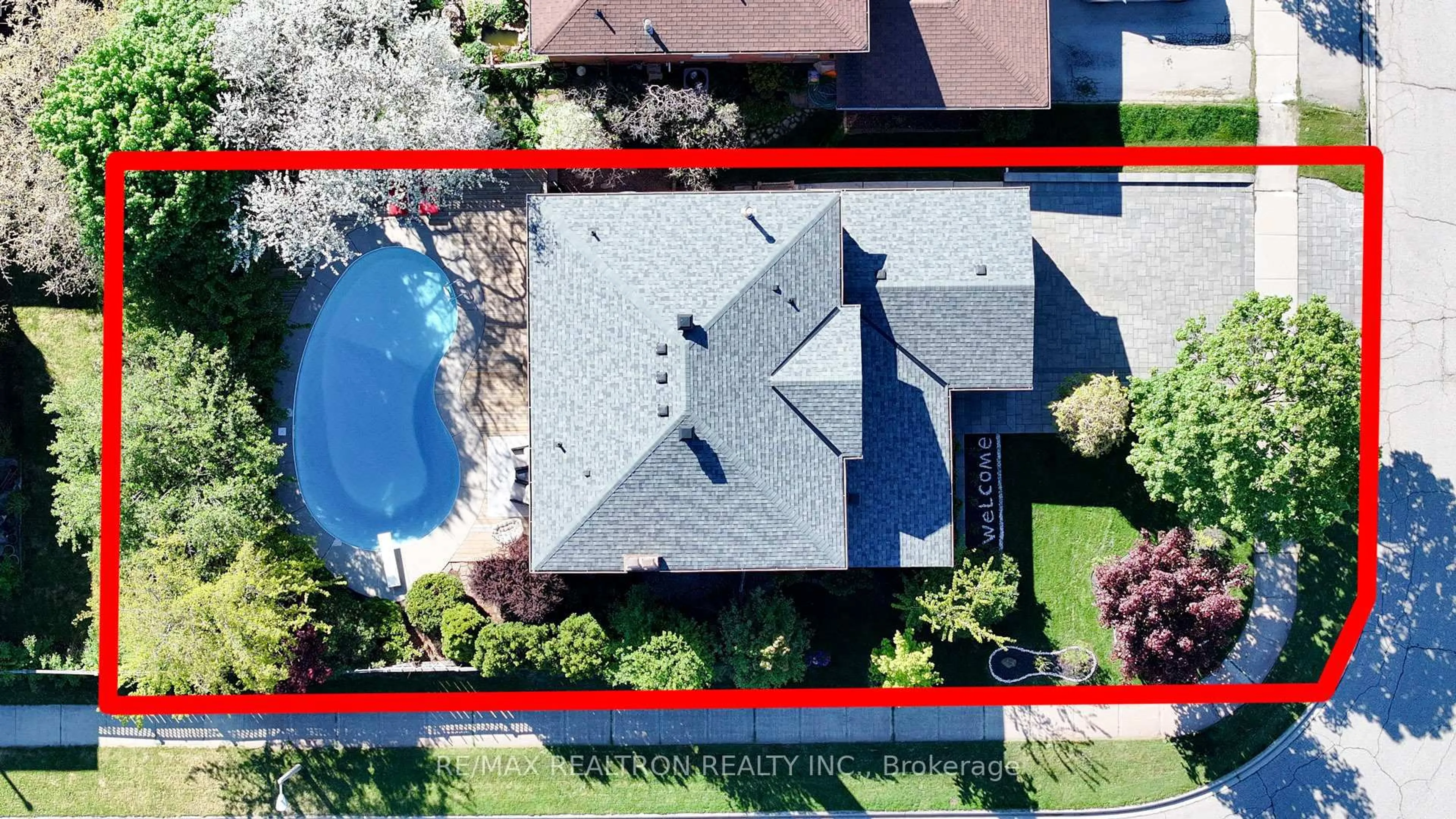 A pic from outside/outdoor area/front of a property/back of a property/a pic from drone, street for 221 Old Orchard Circ, Oakville Ontario L6H 4N6