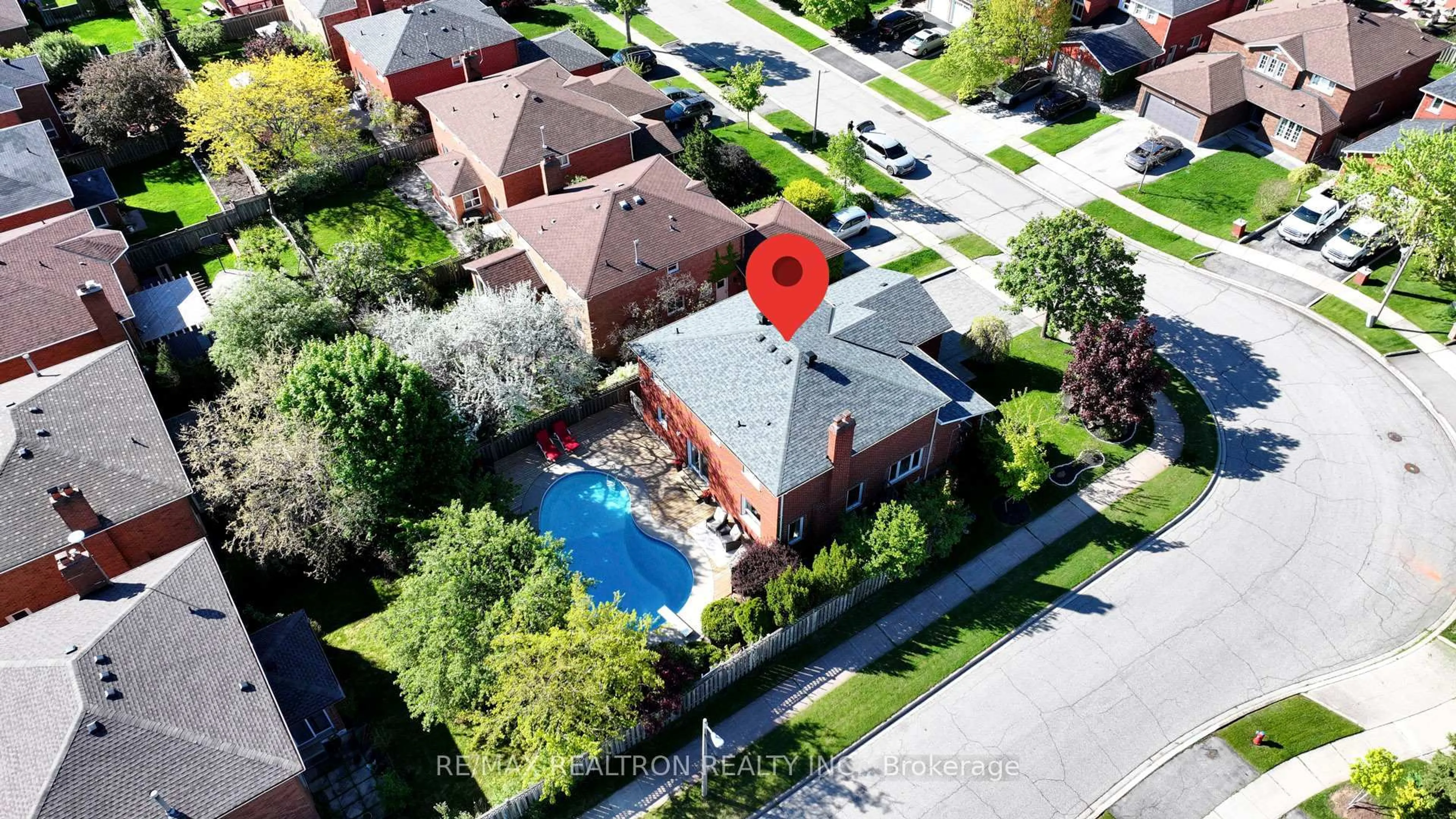 A pic from outside/outdoor area/front of a property/back of a property/a pic from drone, street for 221 Old Orchard Circ, Oakville Ontario L6H 4N6