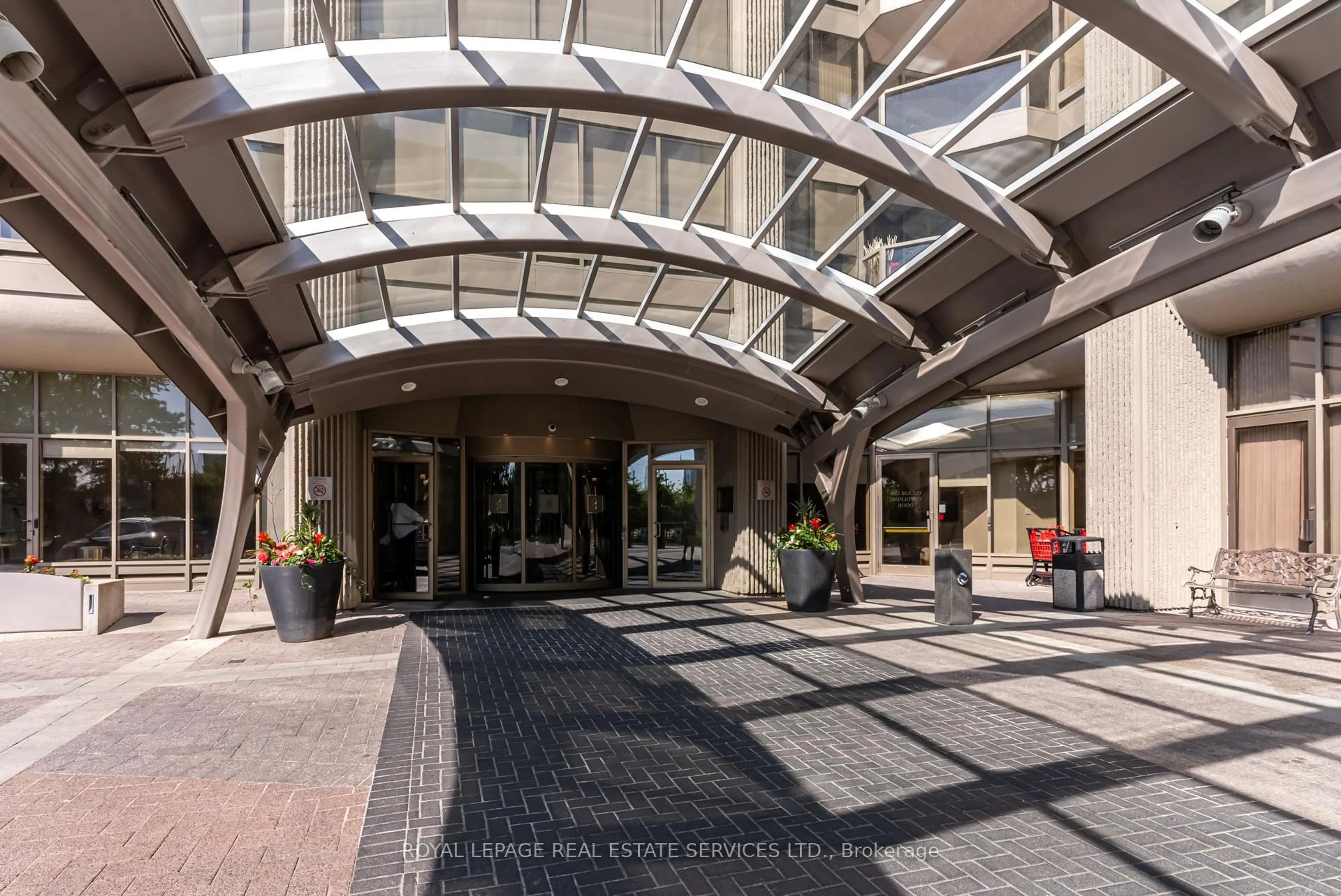 Indoor foyer for 2045 Lake Shore Blvd #2508, Toronto Ontario M8V 2Z6