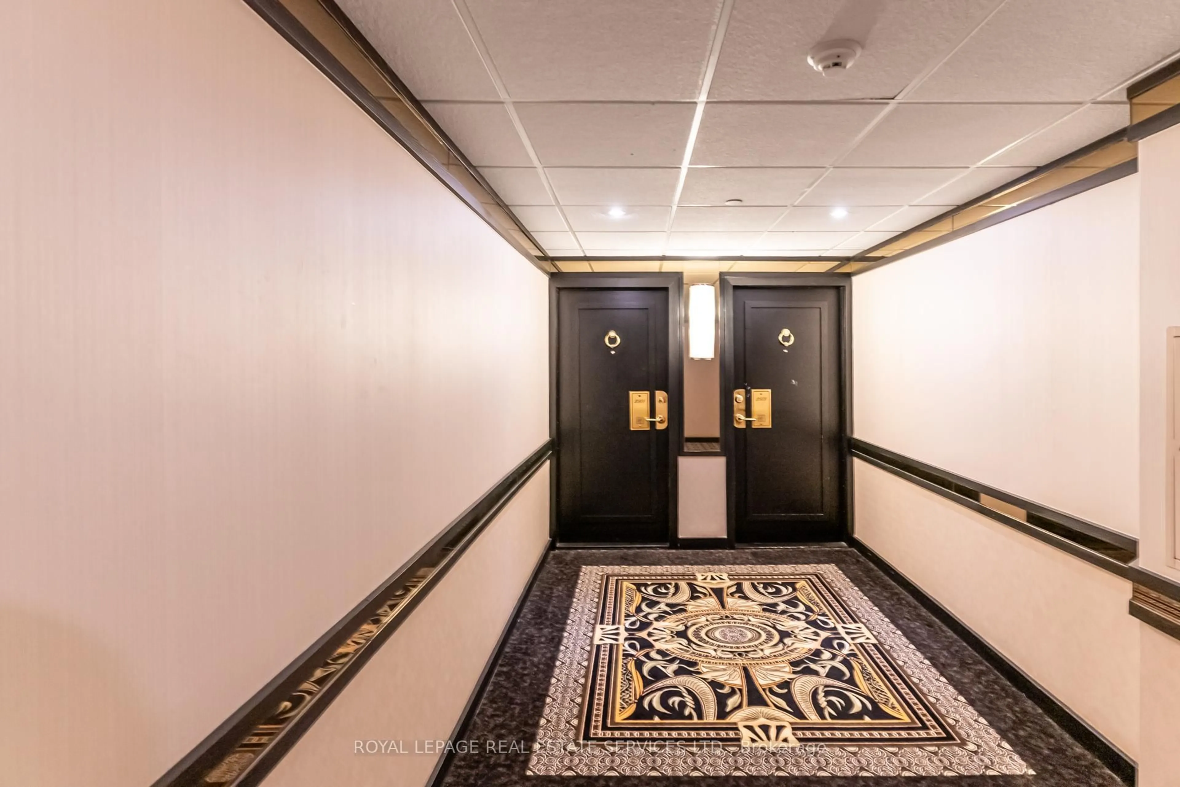Indoor foyer for 2045 Lake Shore Blvd #2508, Toronto Ontario M8V 2Z6