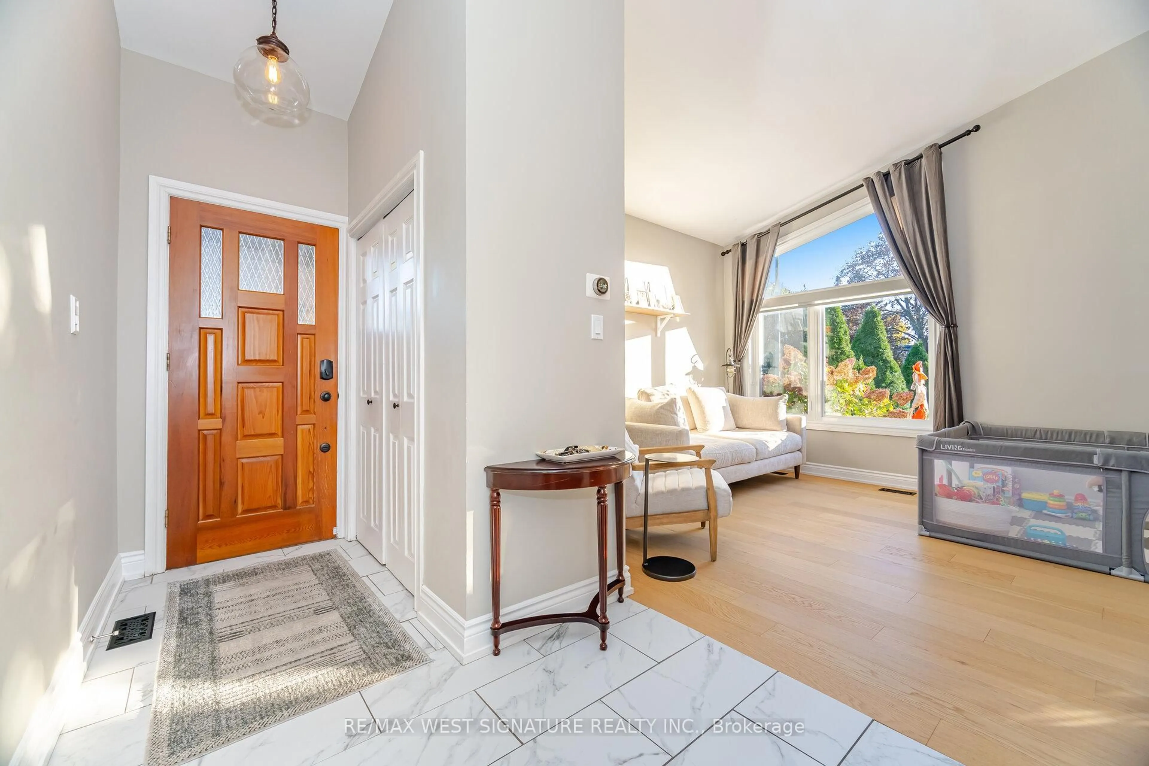 Indoor entryway for 45 Henley Cres, Toronto Ontario M9W 2X1