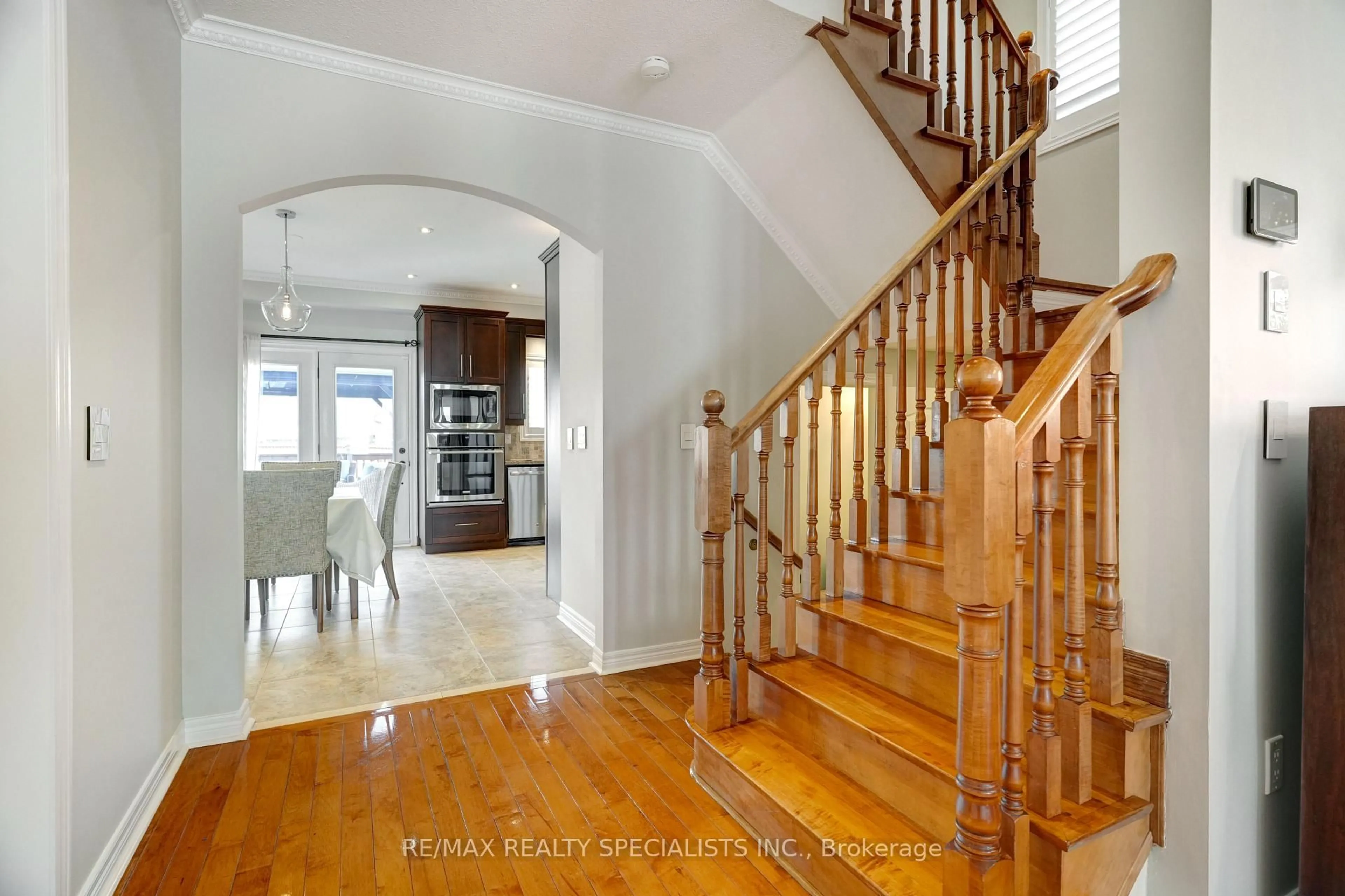 Indoor entryway for 104 Earlsbridge Blvd, Brampton Ontario L7A 3W7