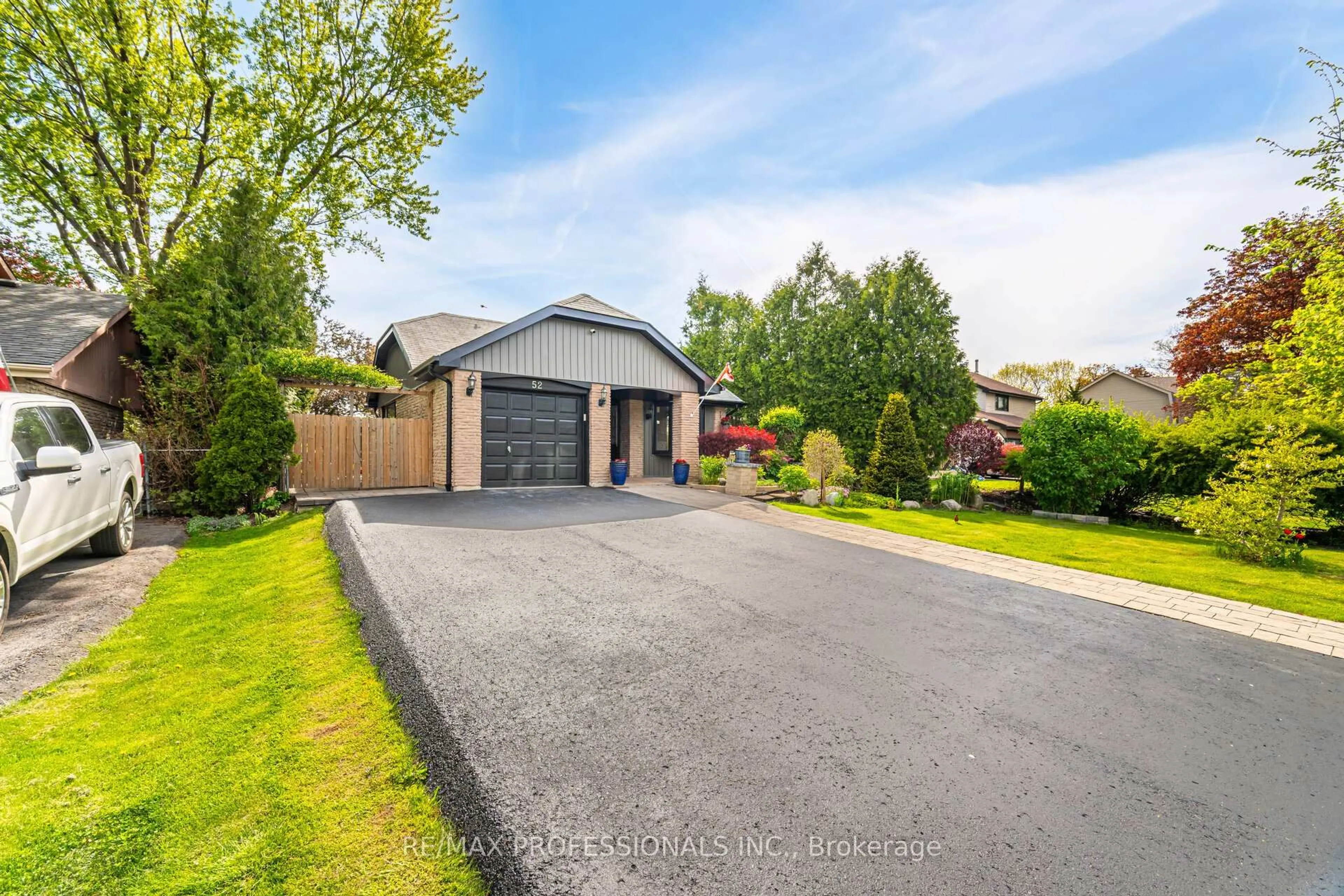 A pic from outside/outdoor area/front of a property/back of a property/a pic from drone, street for 52 Lorraine Cres, Brampton Ontario L6S 2R7