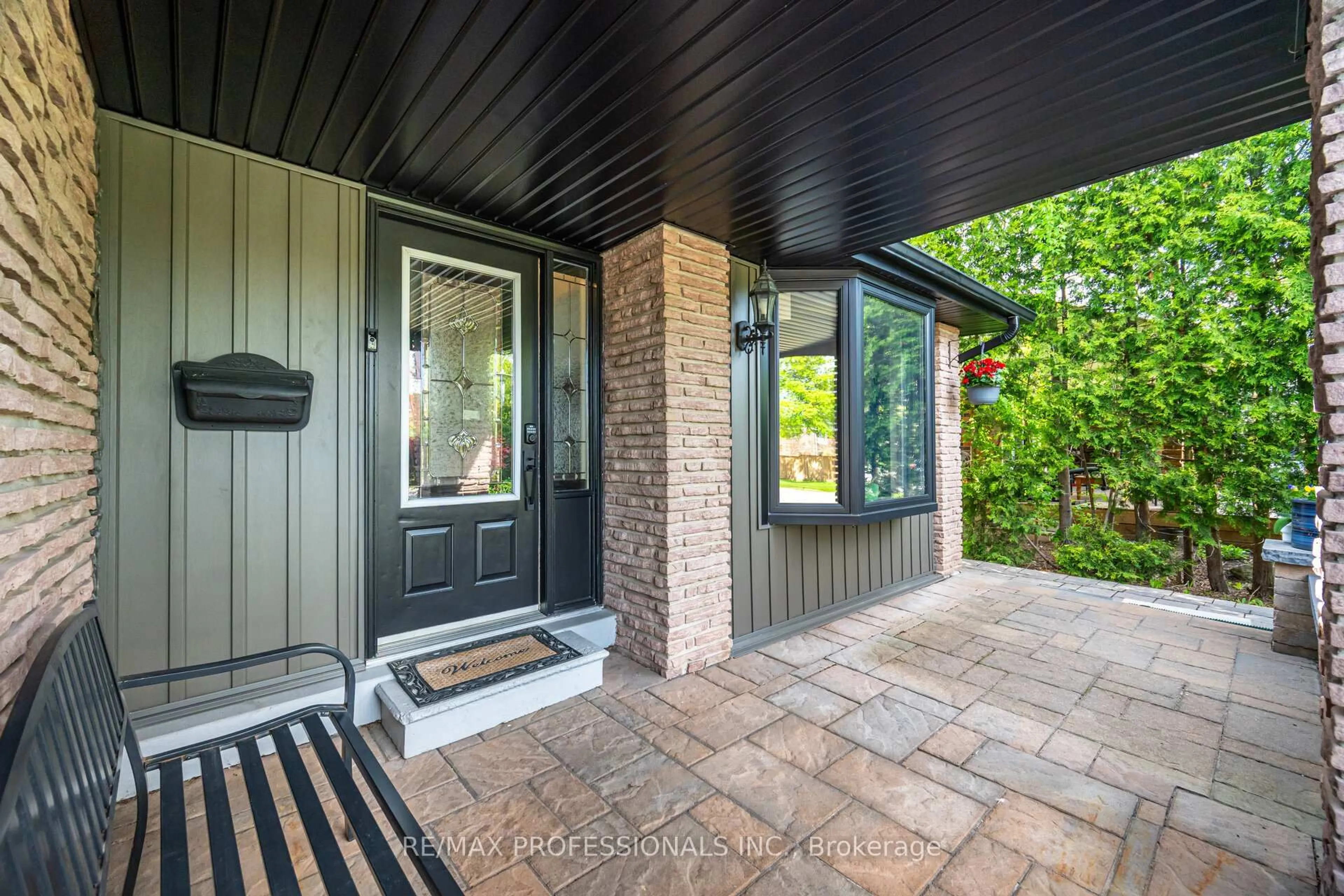 Indoor entryway for 52 Lorraine Cres, Brampton Ontario L6S 2R7