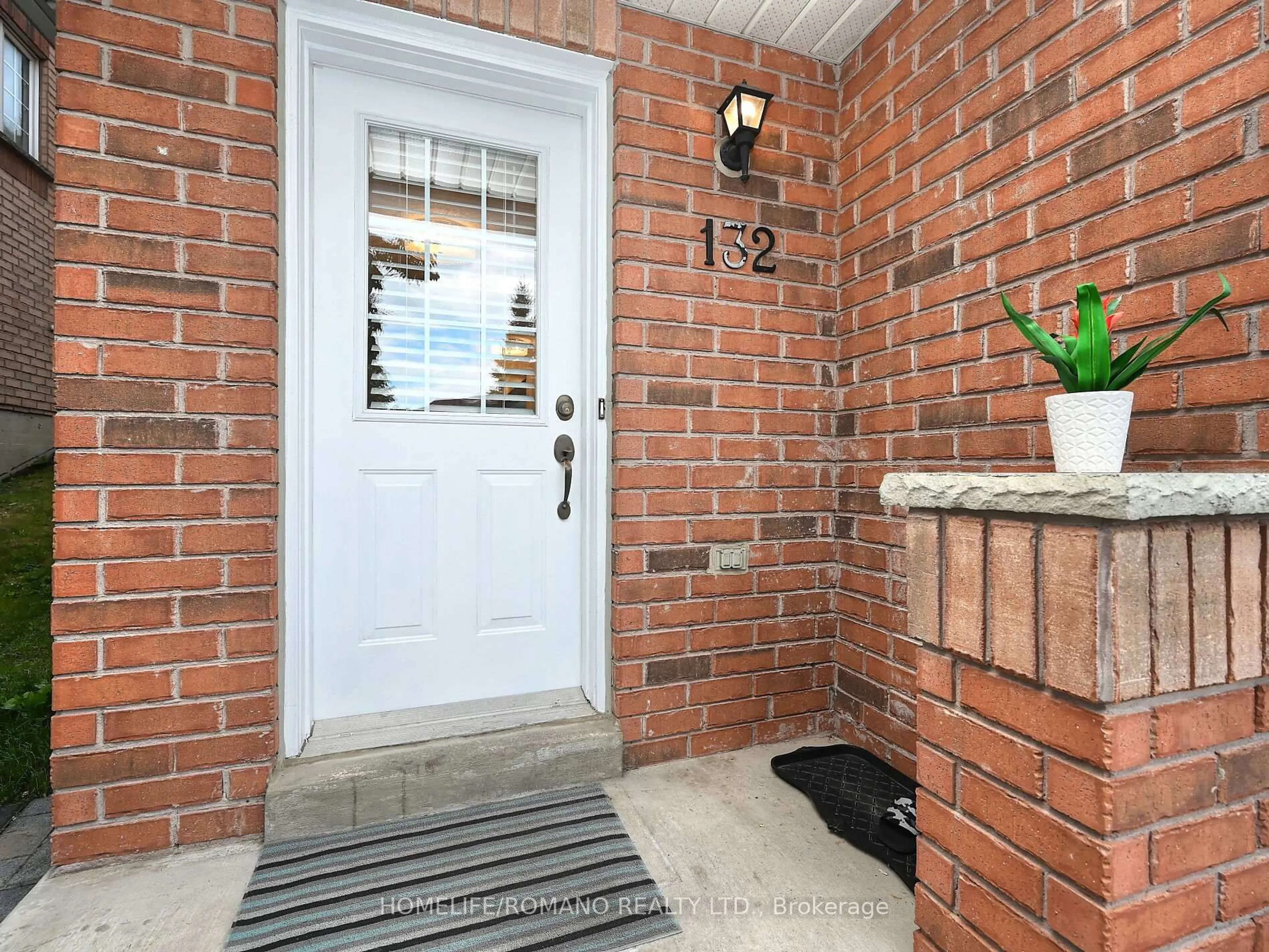 Indoor entryway for 3030 Breakwater Crt #132, Mississauga Ontario L5B 4N5