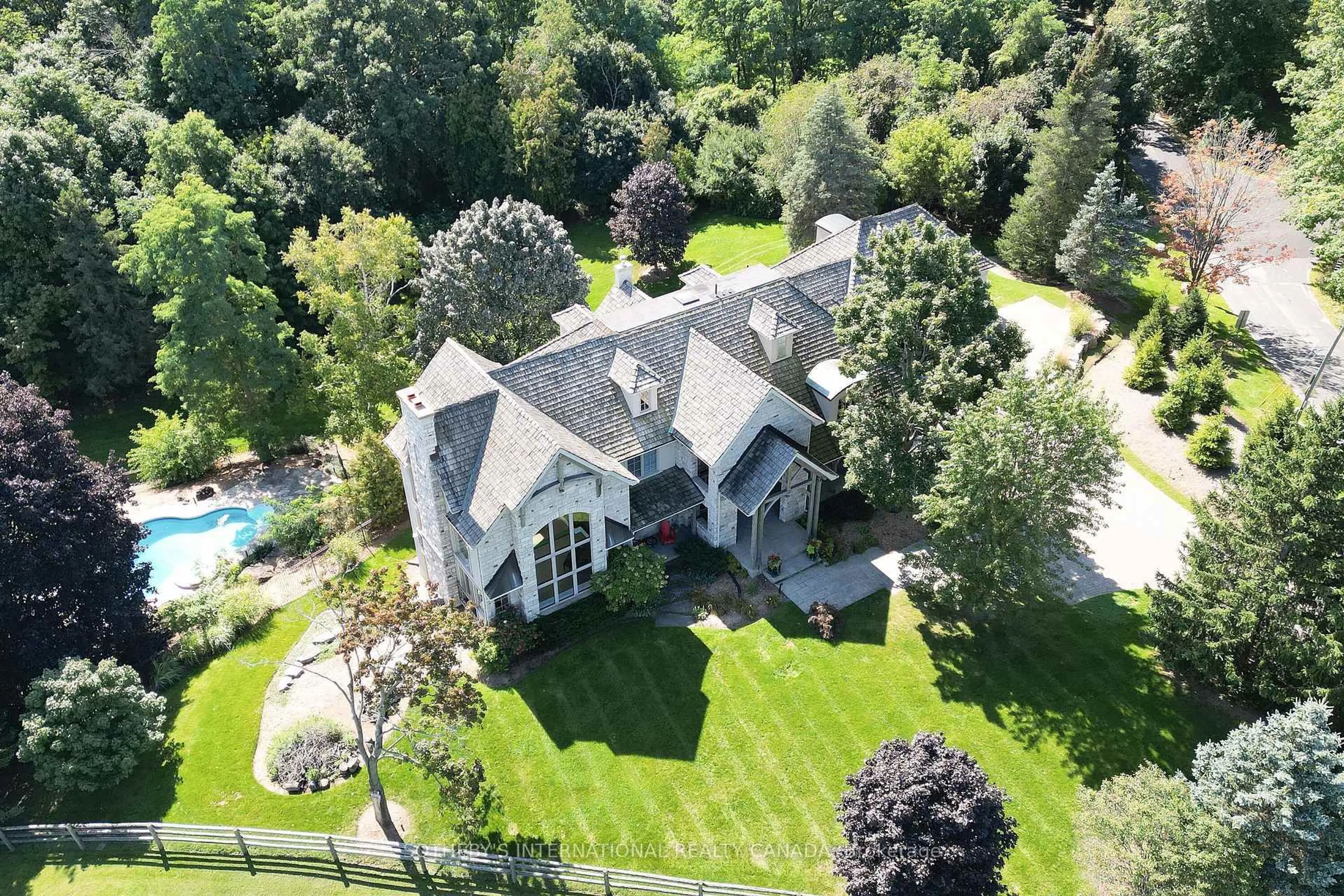 A pic from outside/outdoor area/front of a property/back of a property/a pic from drone, unknown for 2376 8 SIDEROAD, Burlington Ontario L7P 0E6