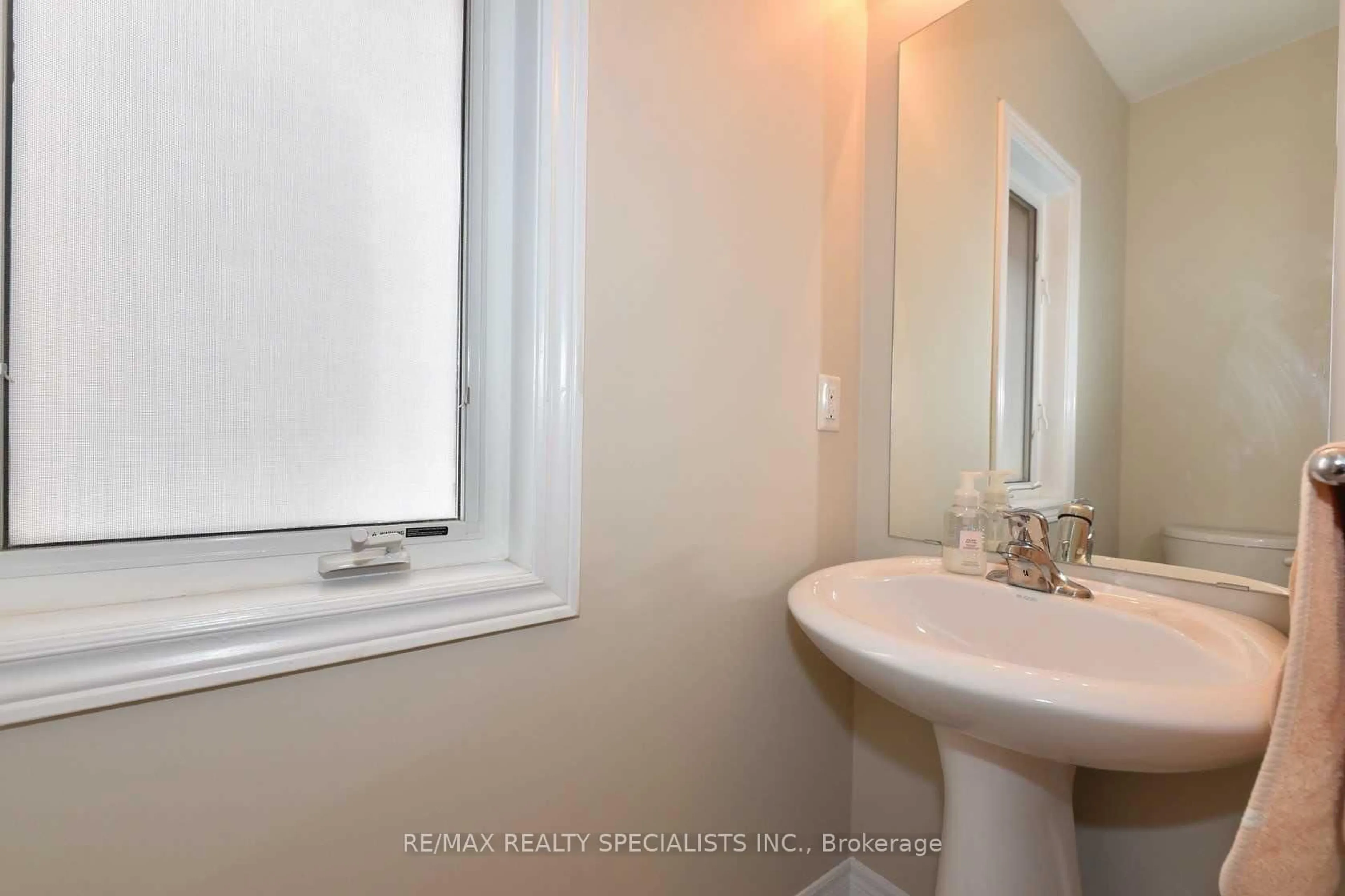 Standard bathroom, ceramic/tile floor for 5505 Fudge Terr, Mississauga Ontario L5M 0M9