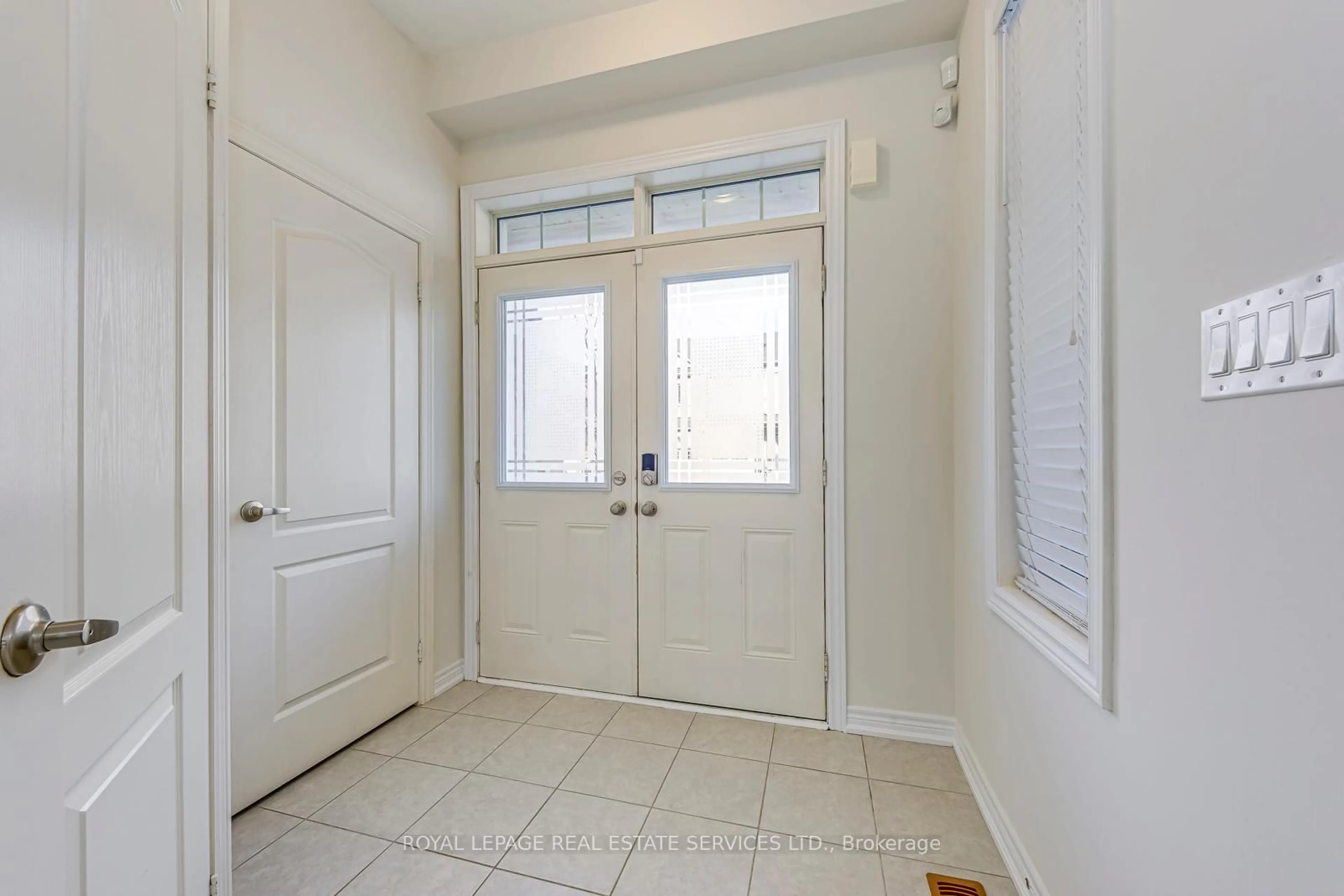 Indoor entryway for 420 George Ryan Ave, Oakville Ontario L6H 0S2