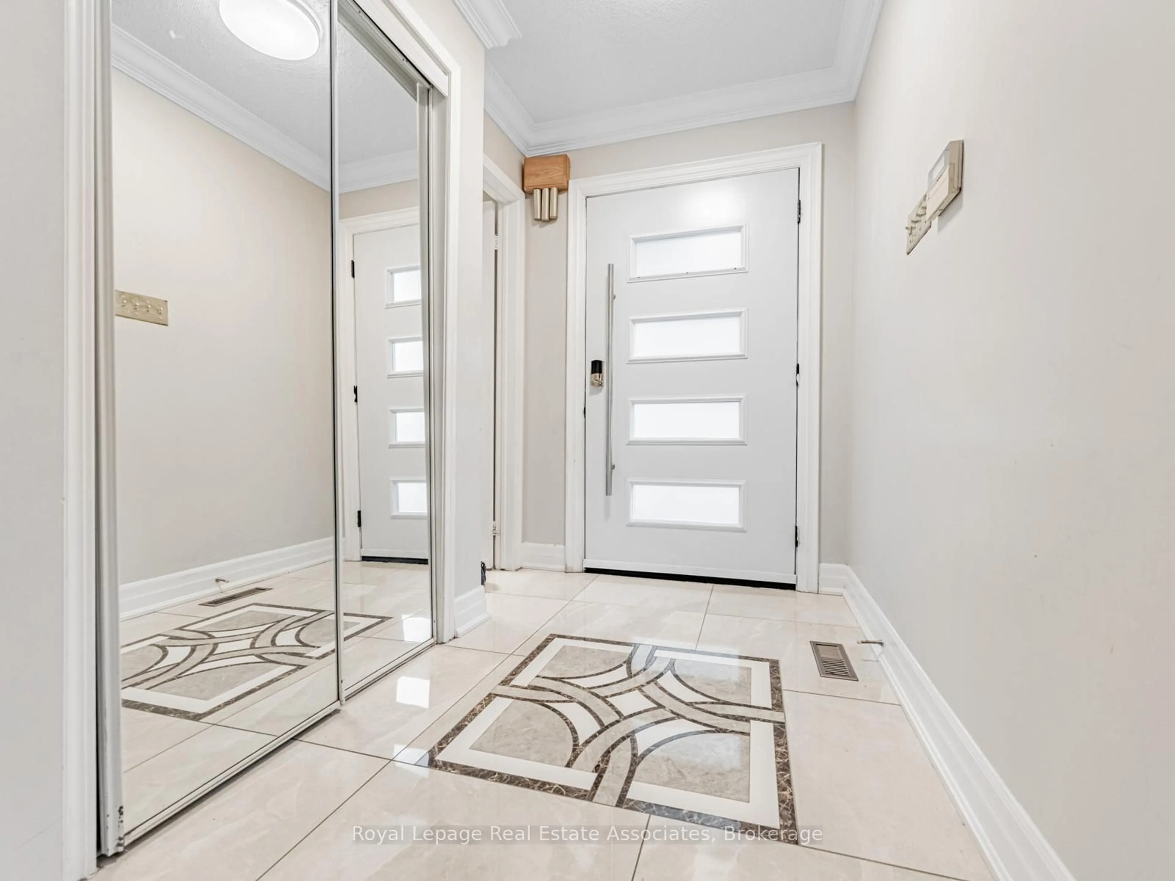 Indoor entryway for 6214 Miriam Way, Mississauga Ontario L5N 8J6