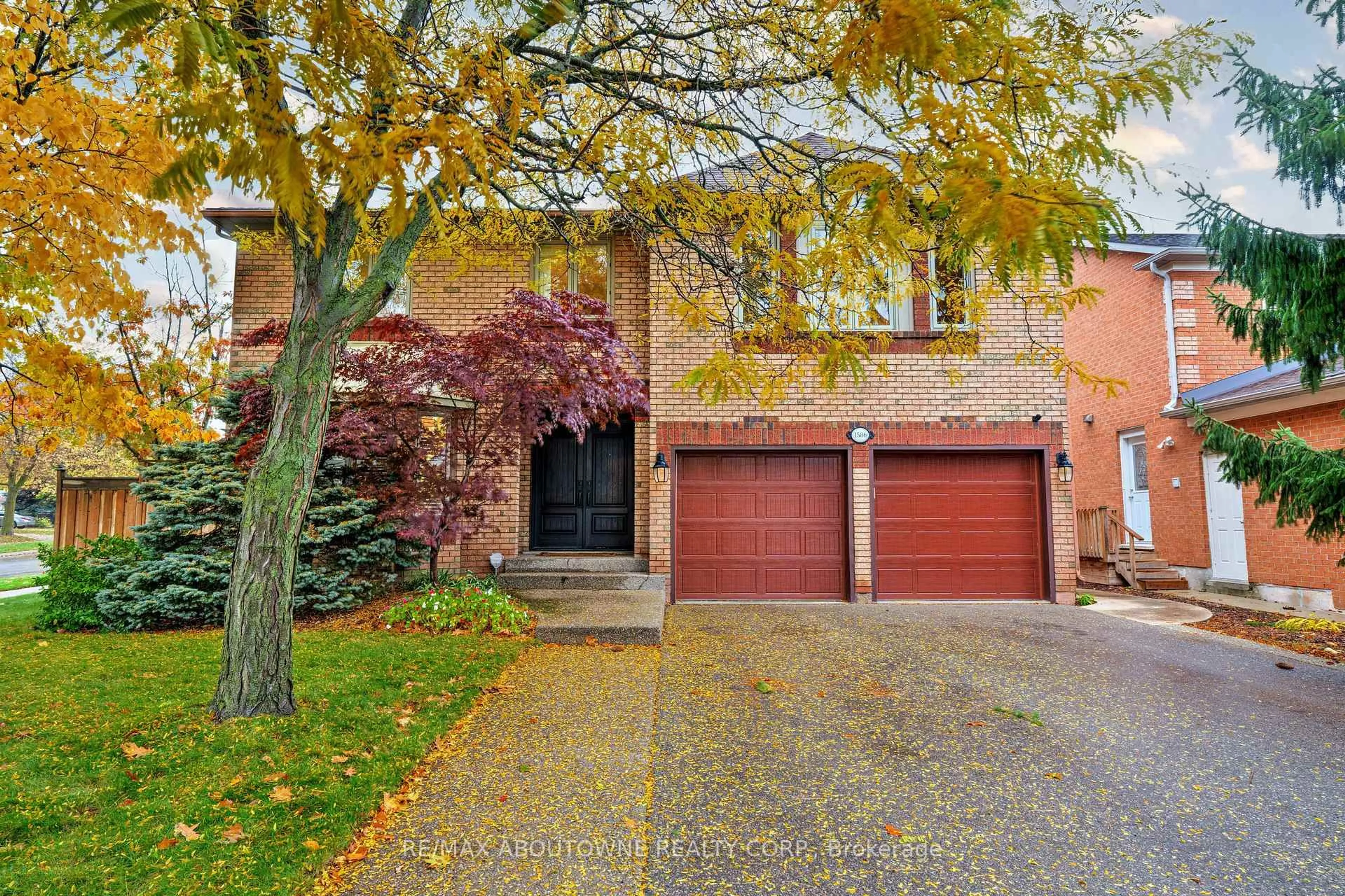 Home with brick exterior material, street for 1586 Heritage Way, Oakville Ontario L6M 2Z5