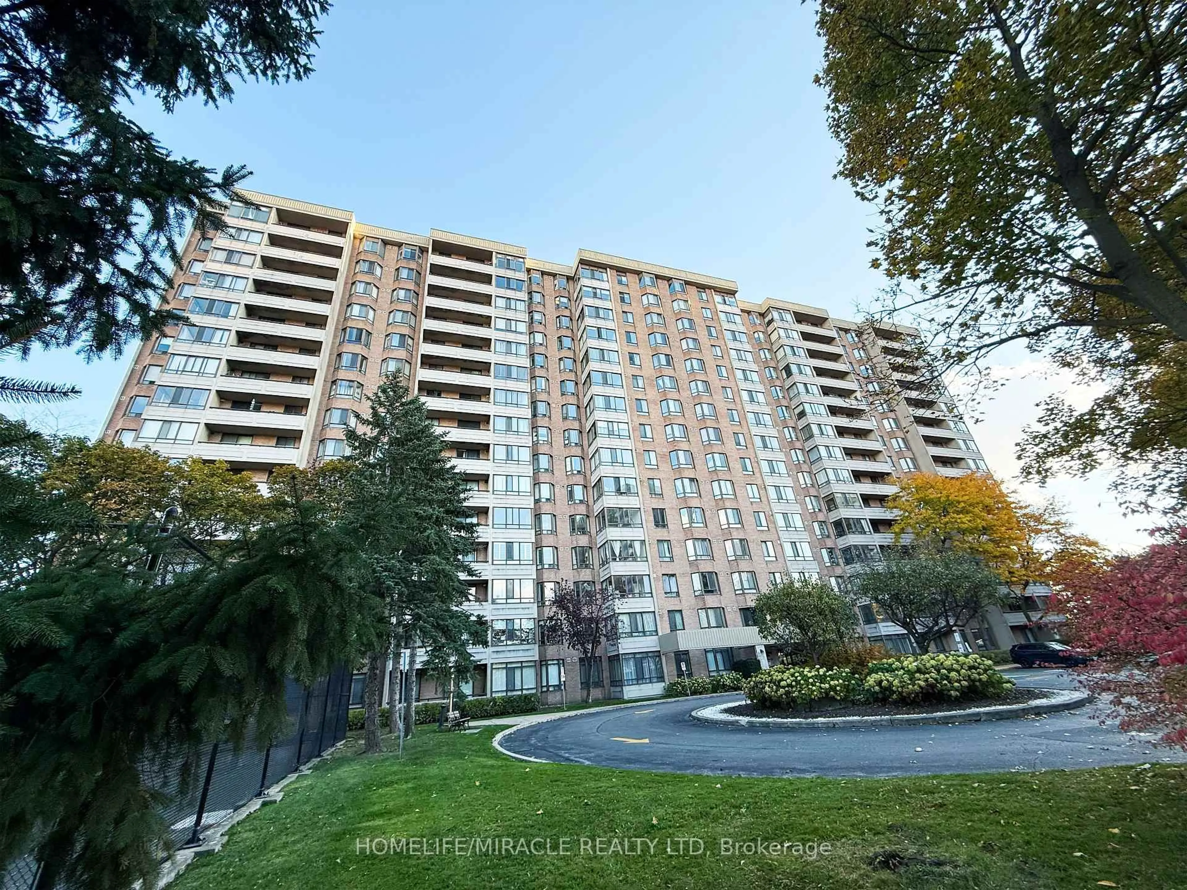 A pic from outside/outdoor area/front of a property/back of a property/a pic from drone, unknown for 5 Lisa St #1404, Brampton Ontario L6T 4T4