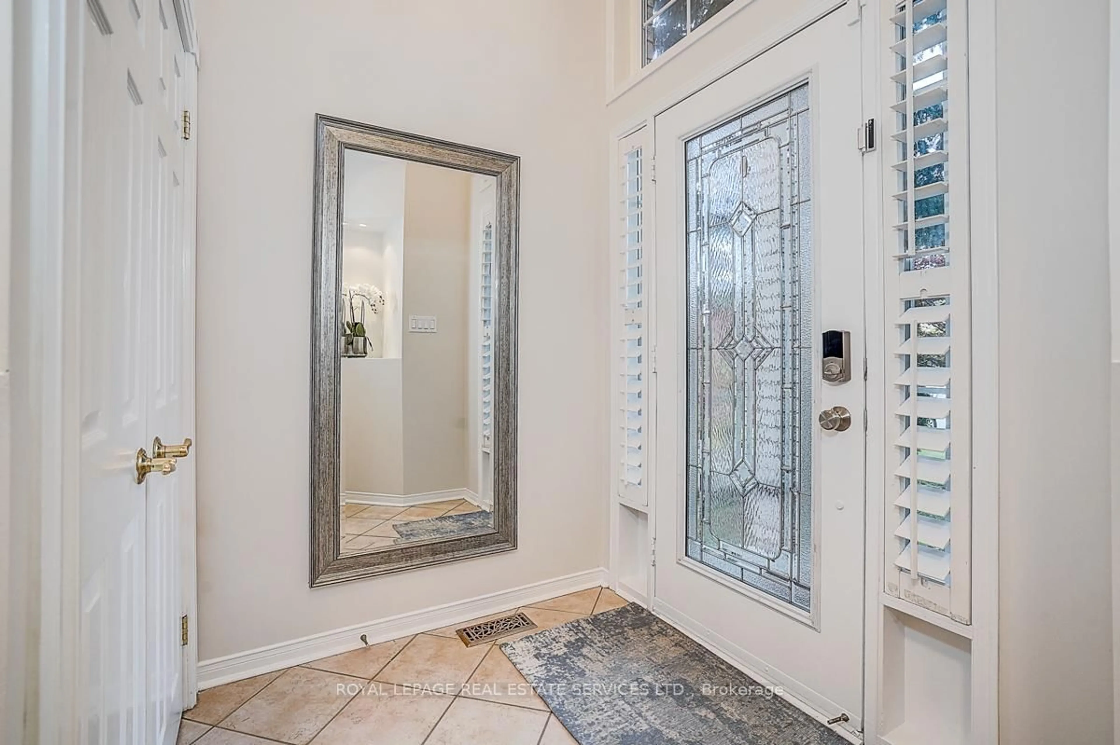 Indoor entryway for 2066 Deer Park Rd, Oakville Ontario L6M 3V8