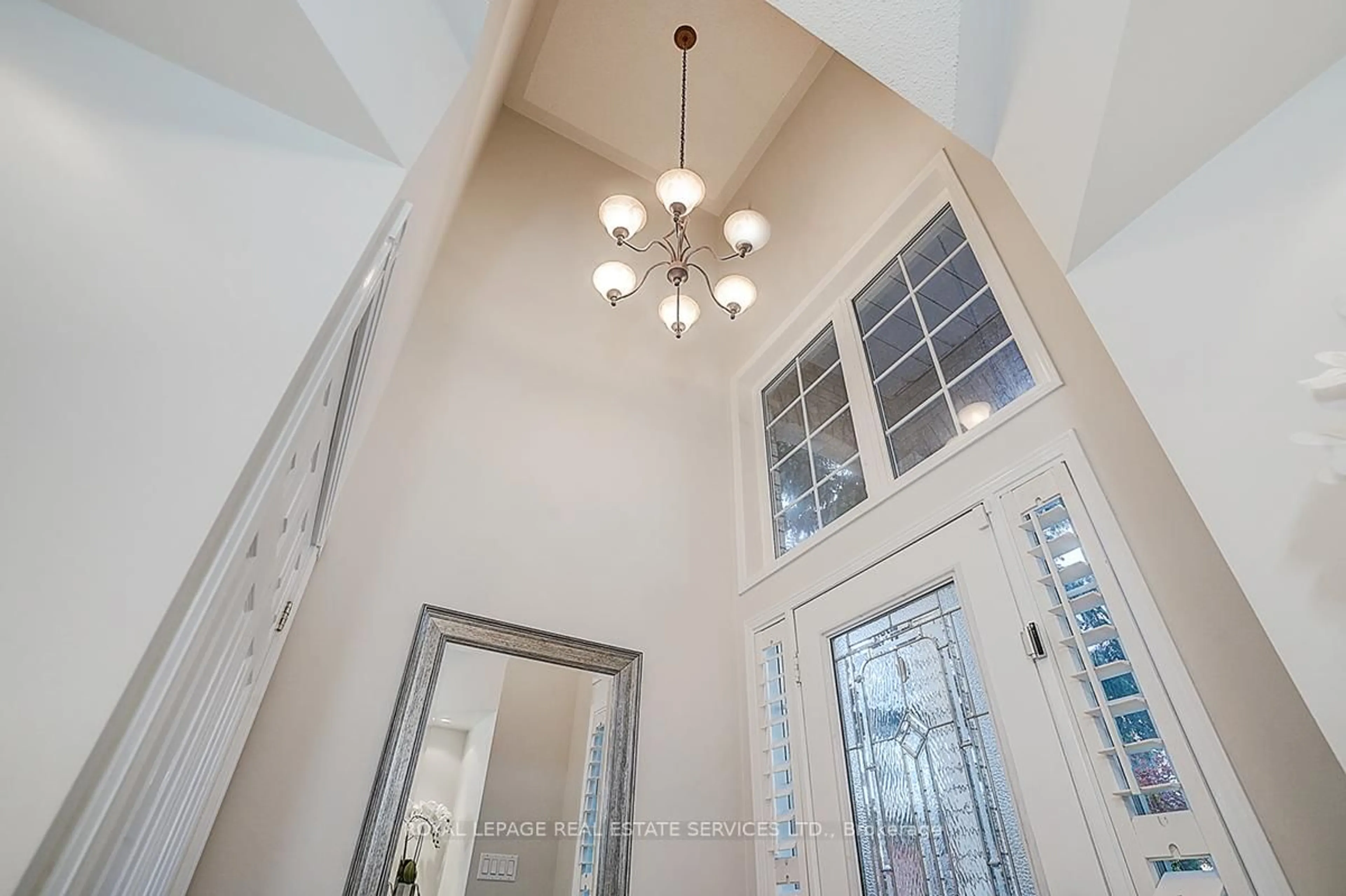 Indoor entryway for 2066 Deer Park Rd, Oakville Ontario L6M 3V8