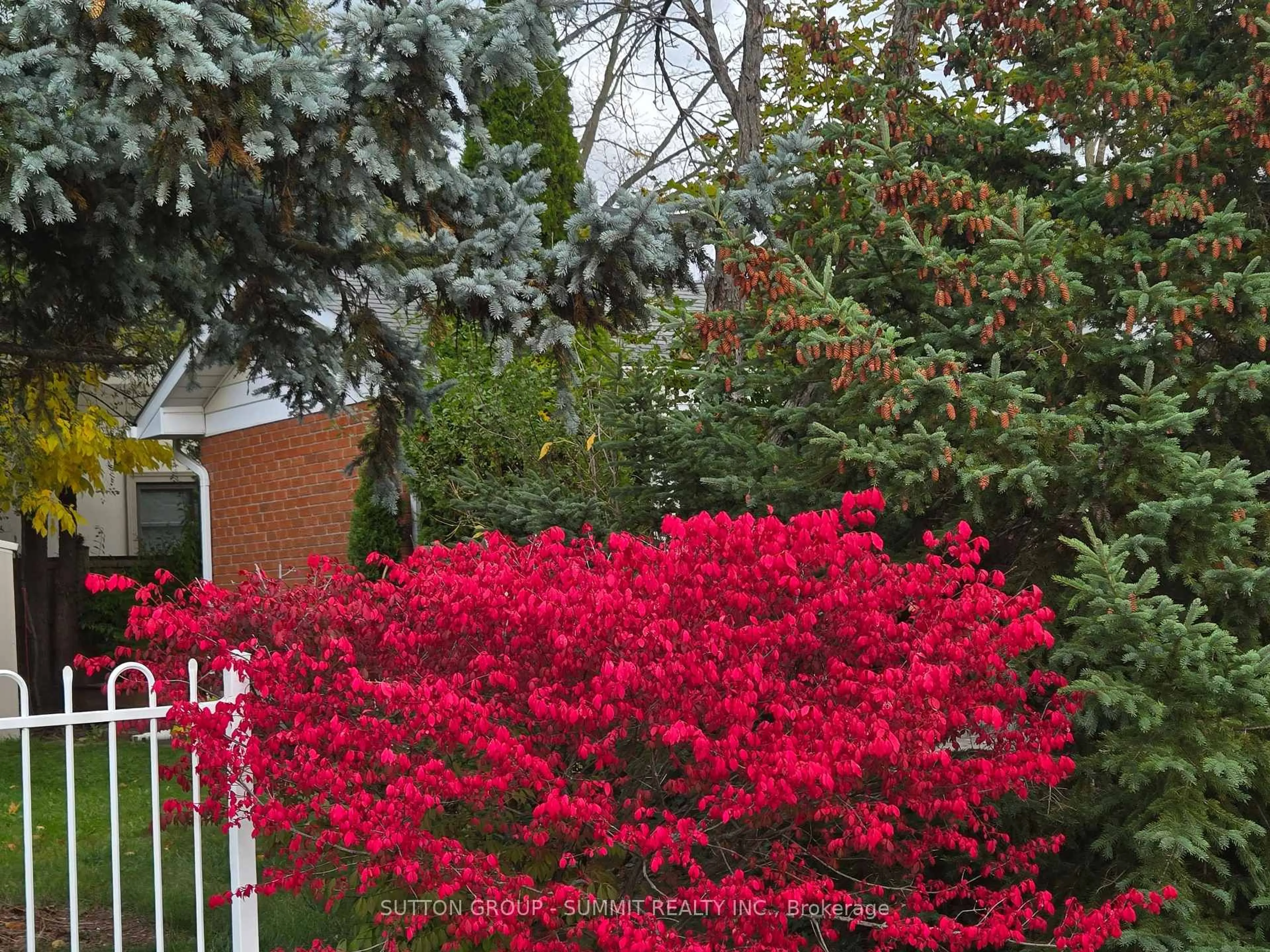 A pic from outside/outdoor area/front of a property/back of a property/a pic from drone, street for 515 Trafford Cres, Oakville Ontario L6L 3T2