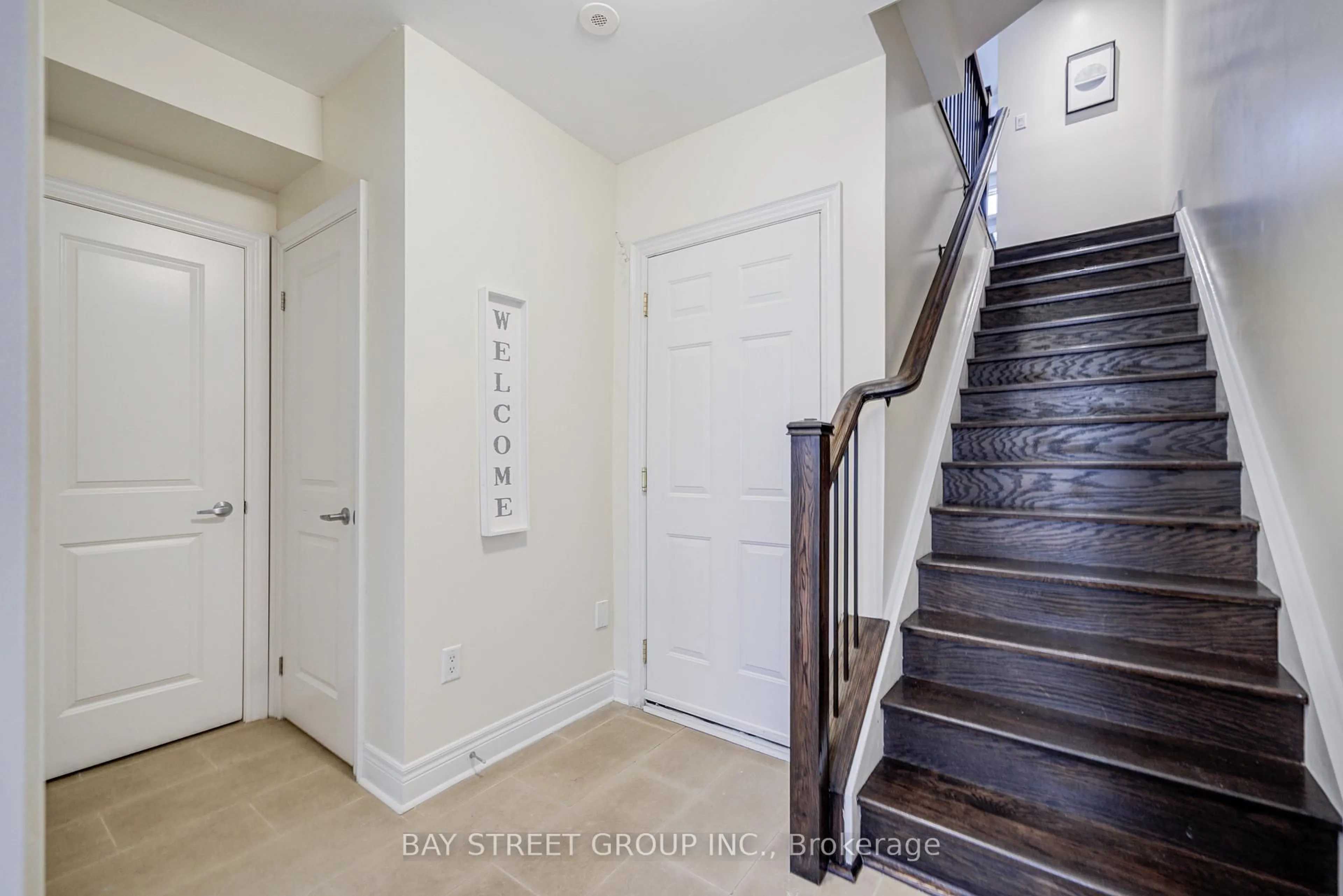 Indoor entryway for 51 Lobo Mews, Toronto Ontario M8Z 0B2
