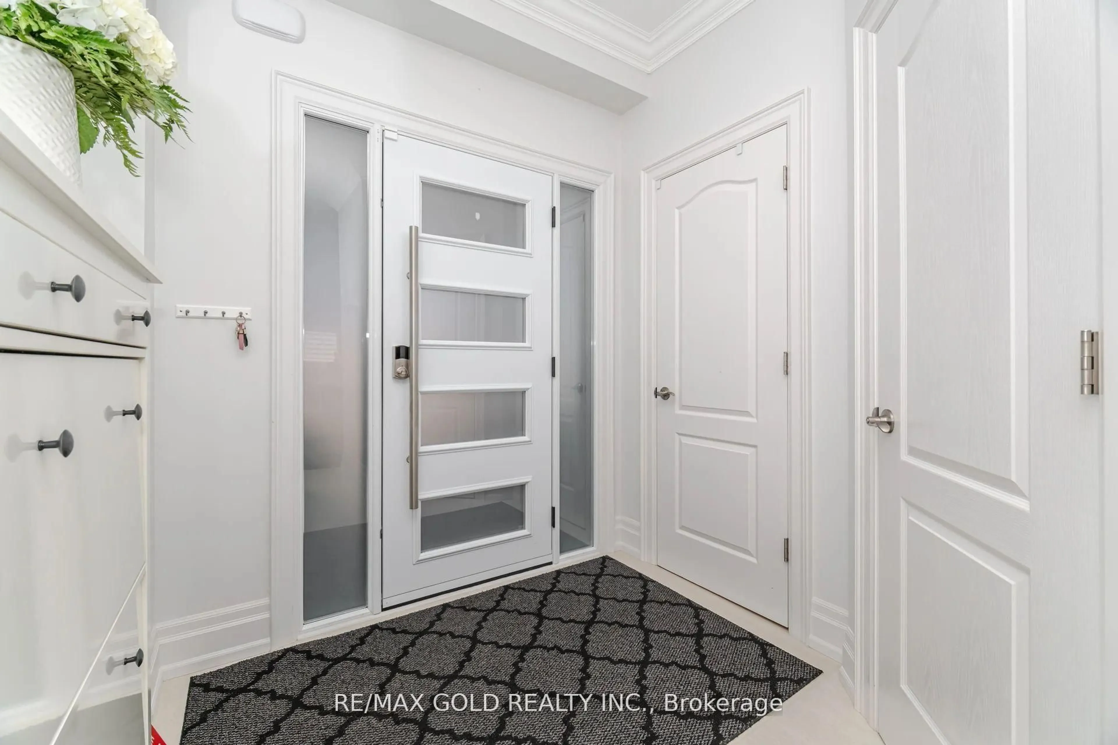 Indoor entryway for 10 Cloverlawn St, Brampton Ontario L7A 3X5