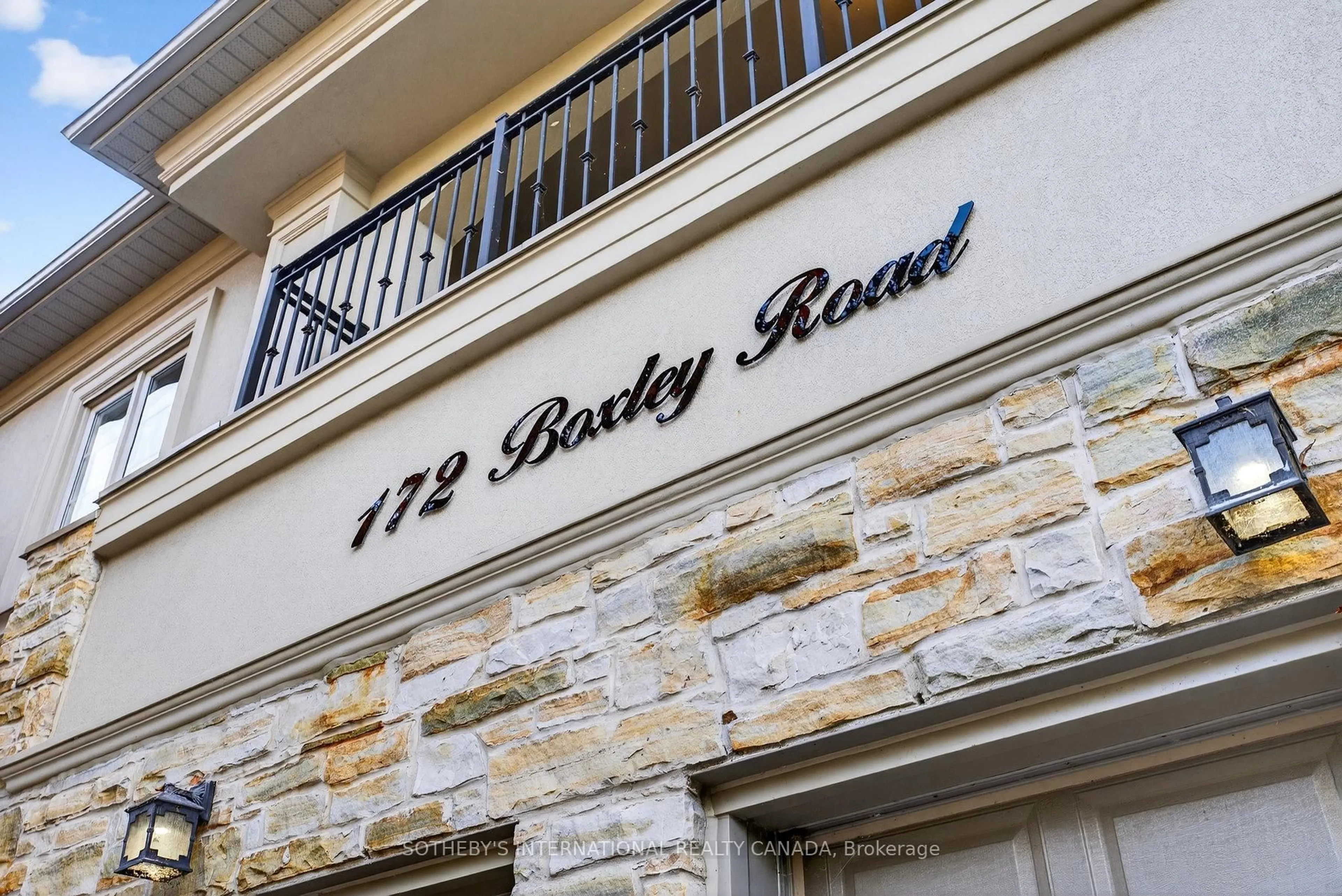 Lobby for 172 Boxley Rd, Burlington Ontario L7L 4S6