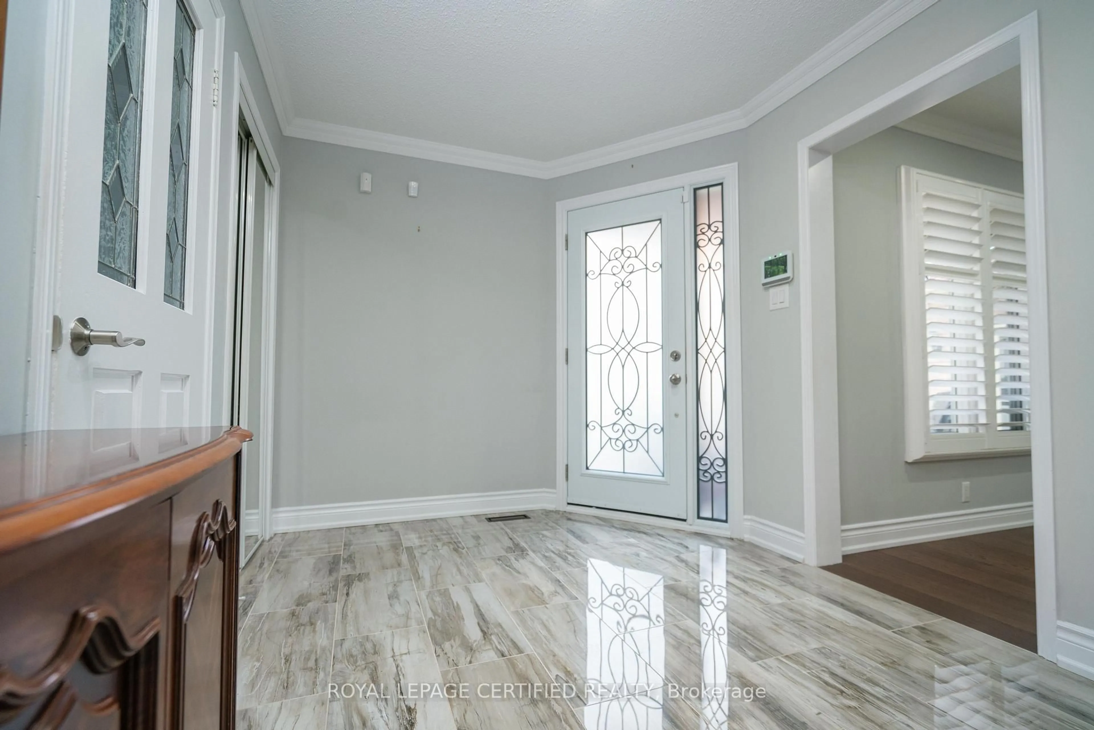 Indoor foyer for 4464 Weymouth Commons Cres, Mississauga Ontario L5R 1P4