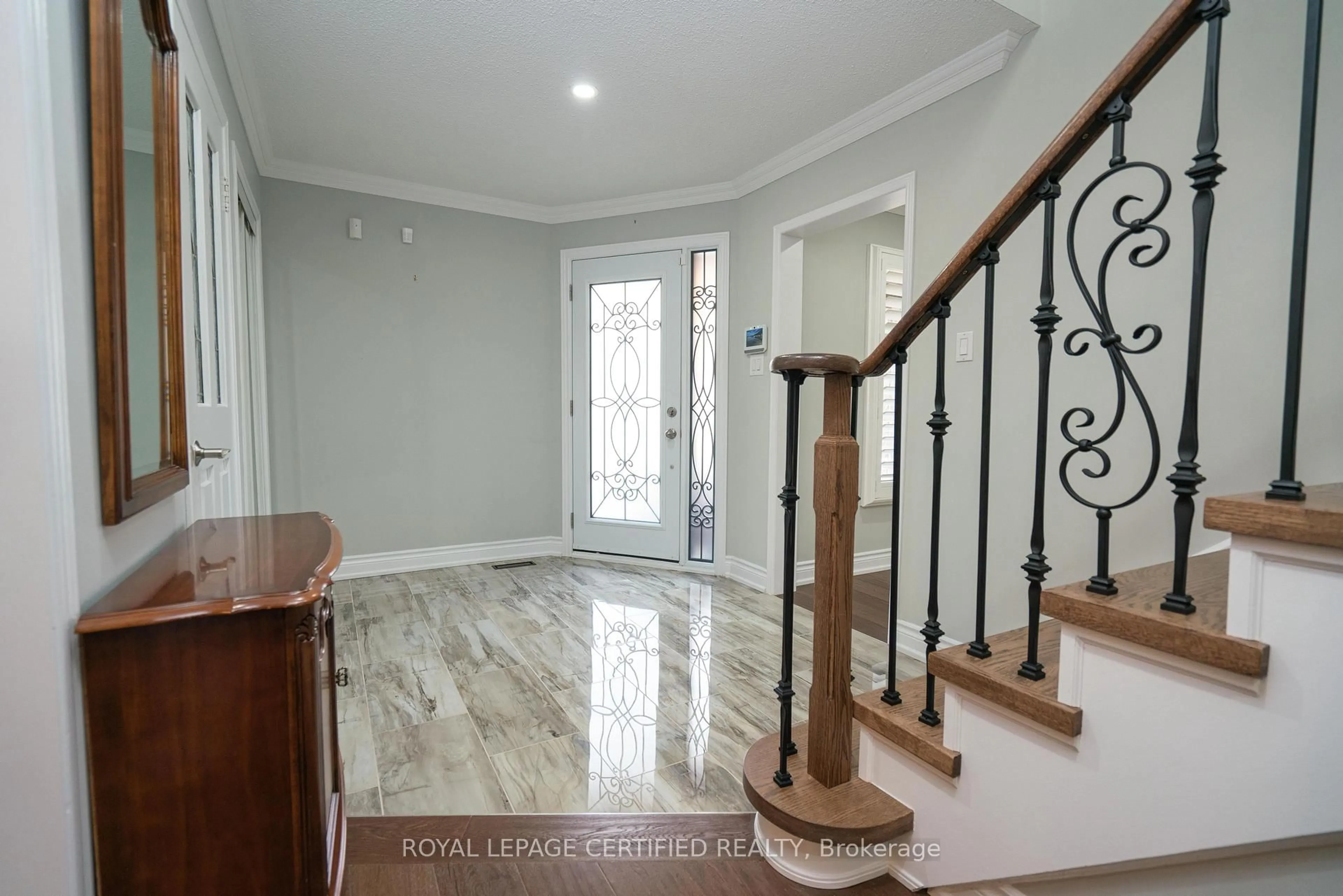 Indoor foyer for 4464 Weymouth Commons Cres, Mississauga Ontario L5R 1P4