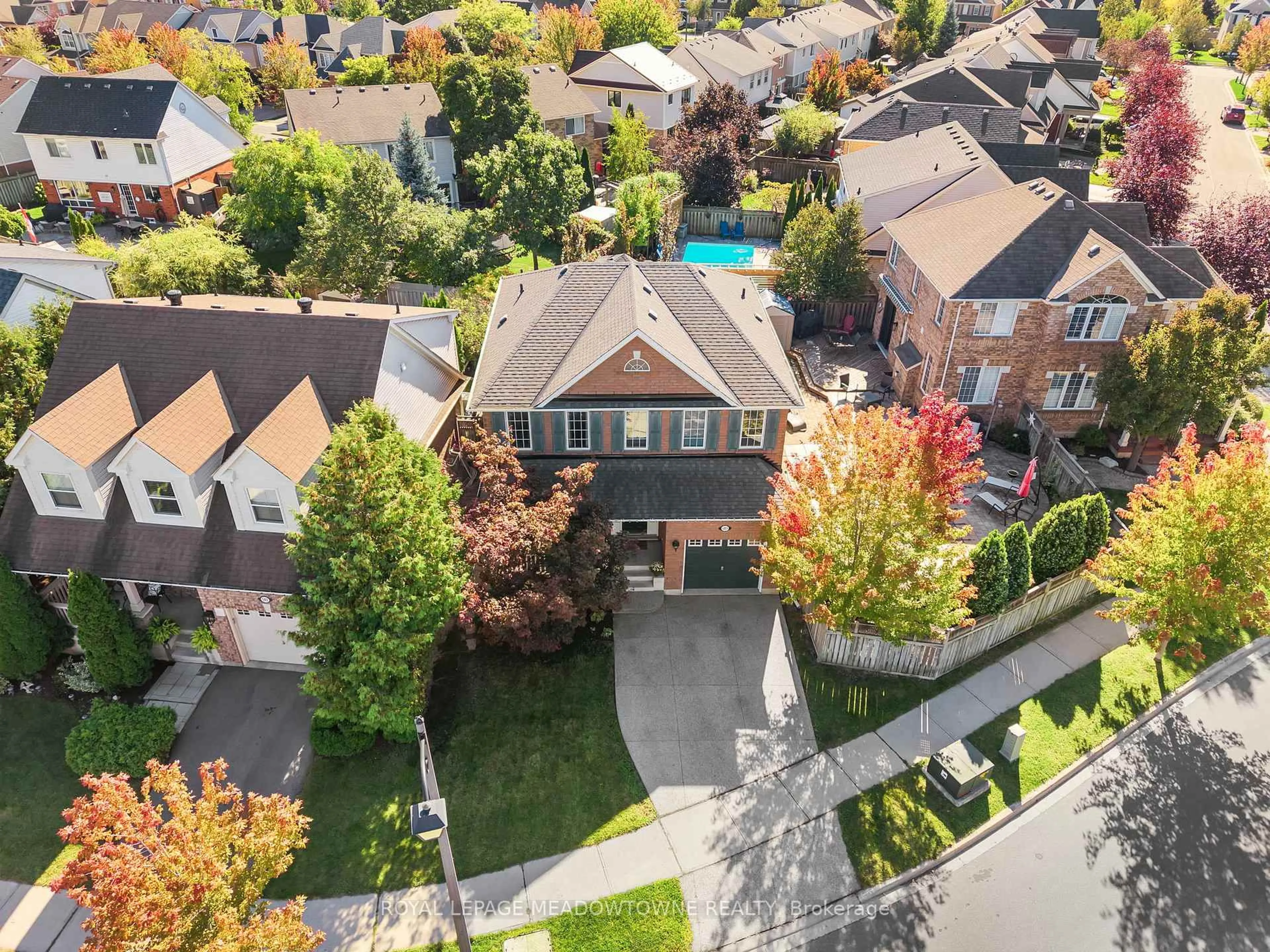 A pic from outside/outdoor area/front of a property/back of a property/a pic from drone, street for 583 Caverhill Cres, Milton Ontario L9T 5K5