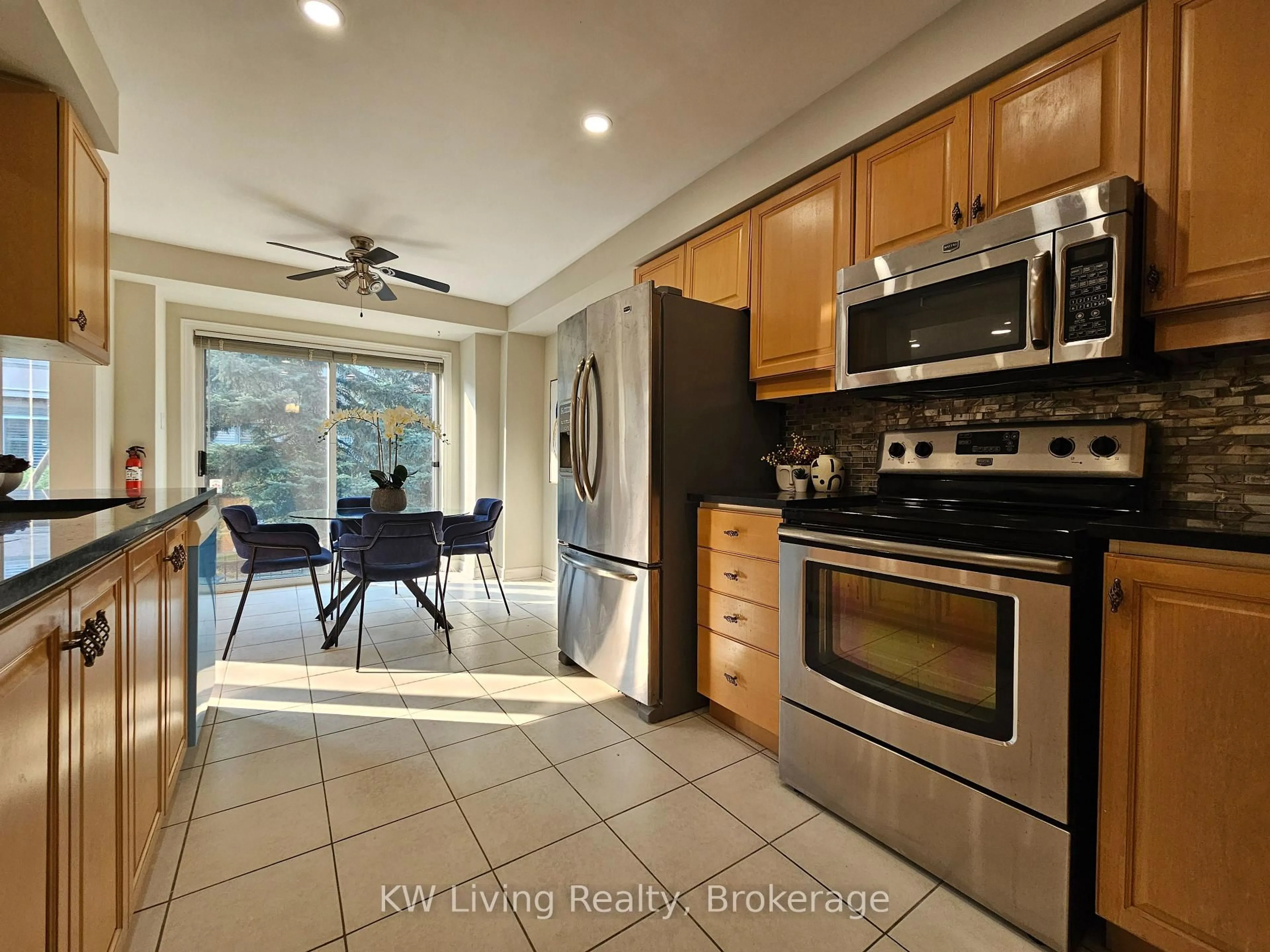 Open concept kitchen, ceramic/tile floor for 5662 Glen Erin Dr #56, Mississauga Ontario L5M 5J2