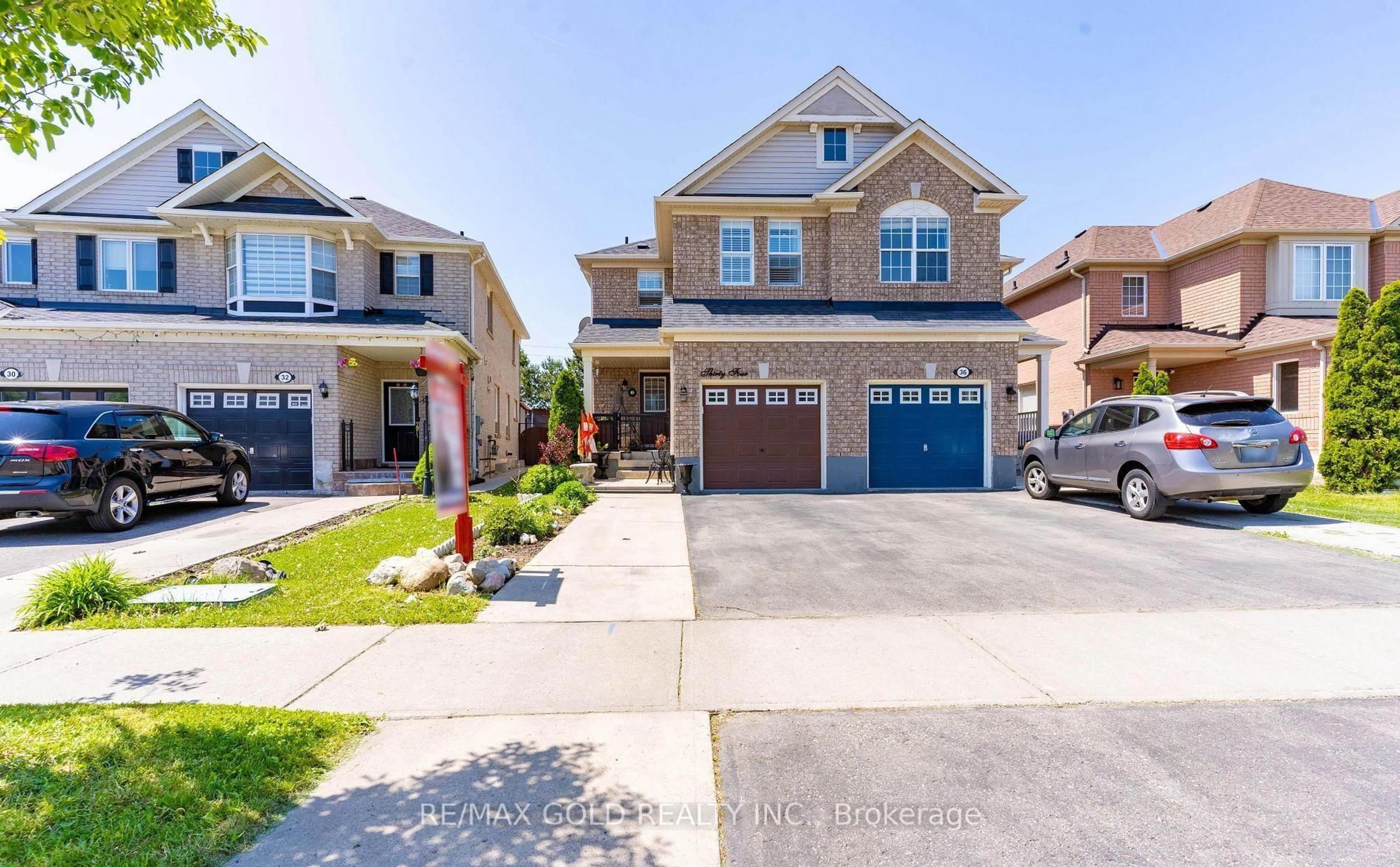 A pic from outside/outdoor area/front of a property/back of a property/a pic from drone, street for 34 Jingle Cres, Brampton Ontario L6S 0B2