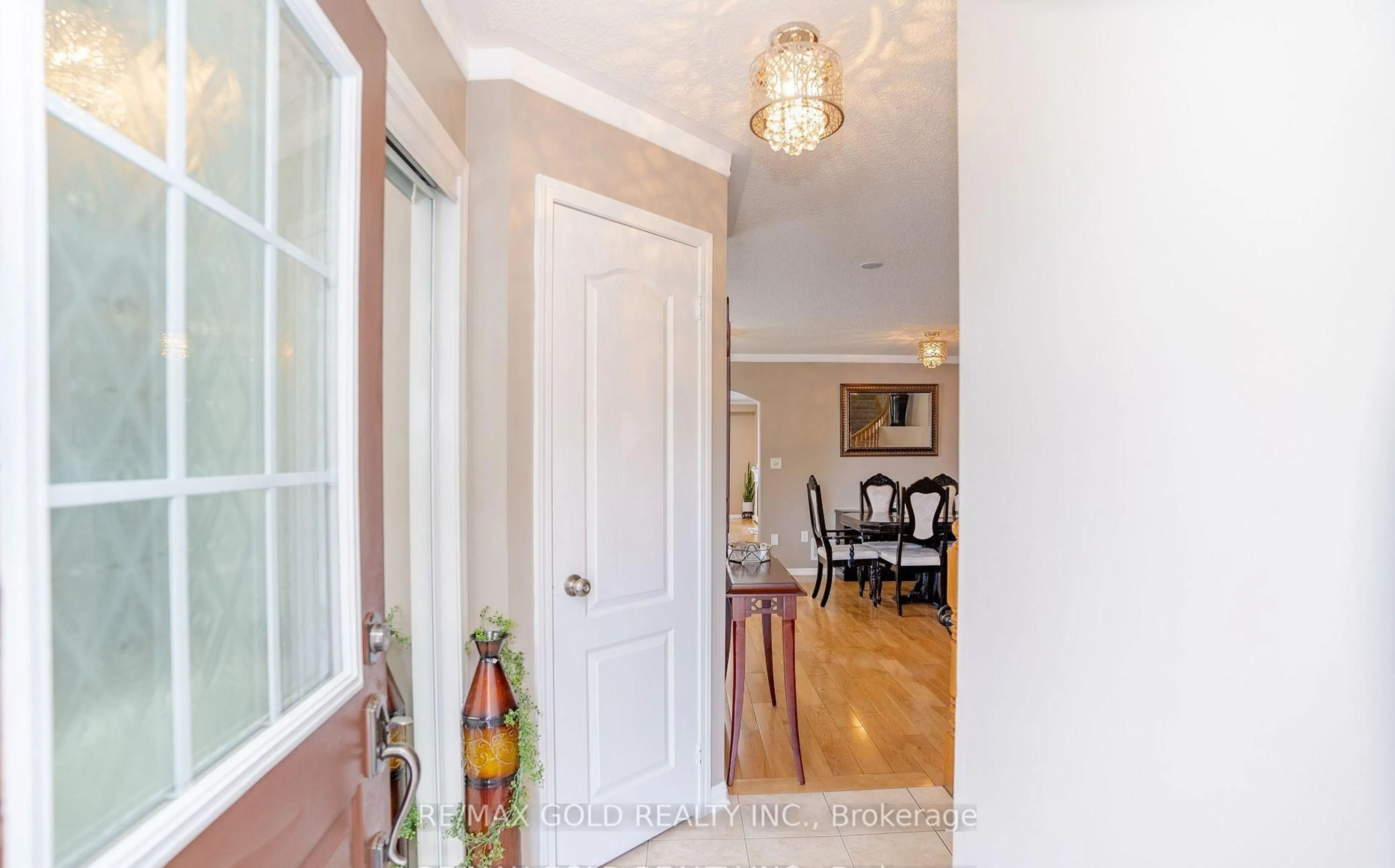 Indoor entryway for 34 Jingle Cres, Brampton Ontario L6S 0B2