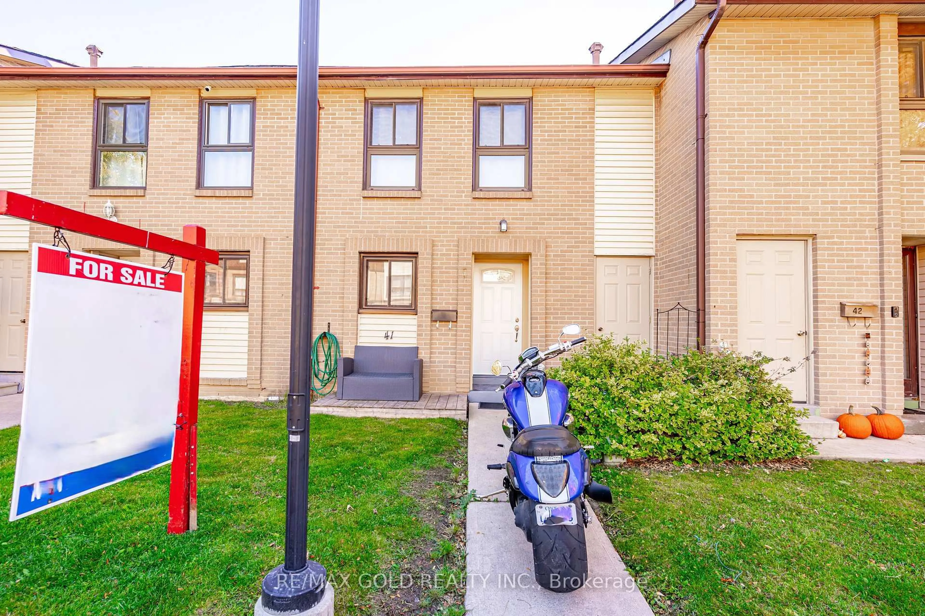 A pic from outside/outdoor area/front of a property/back of a property/a pic from drone, street for 46 Dearbourne Blvd #41, Brampton Ontario L6T 1J7