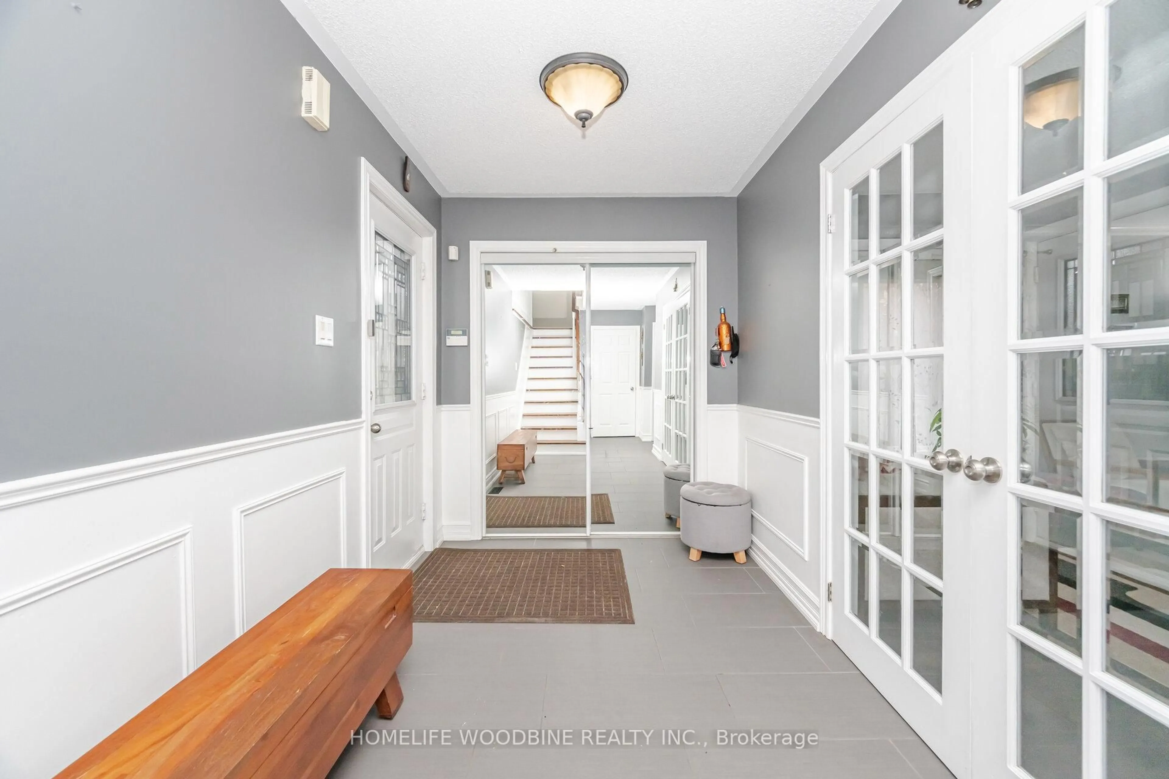 Indoor entryway for 2546 Burnford Tr, Mississauga Ontario L5M 5E3