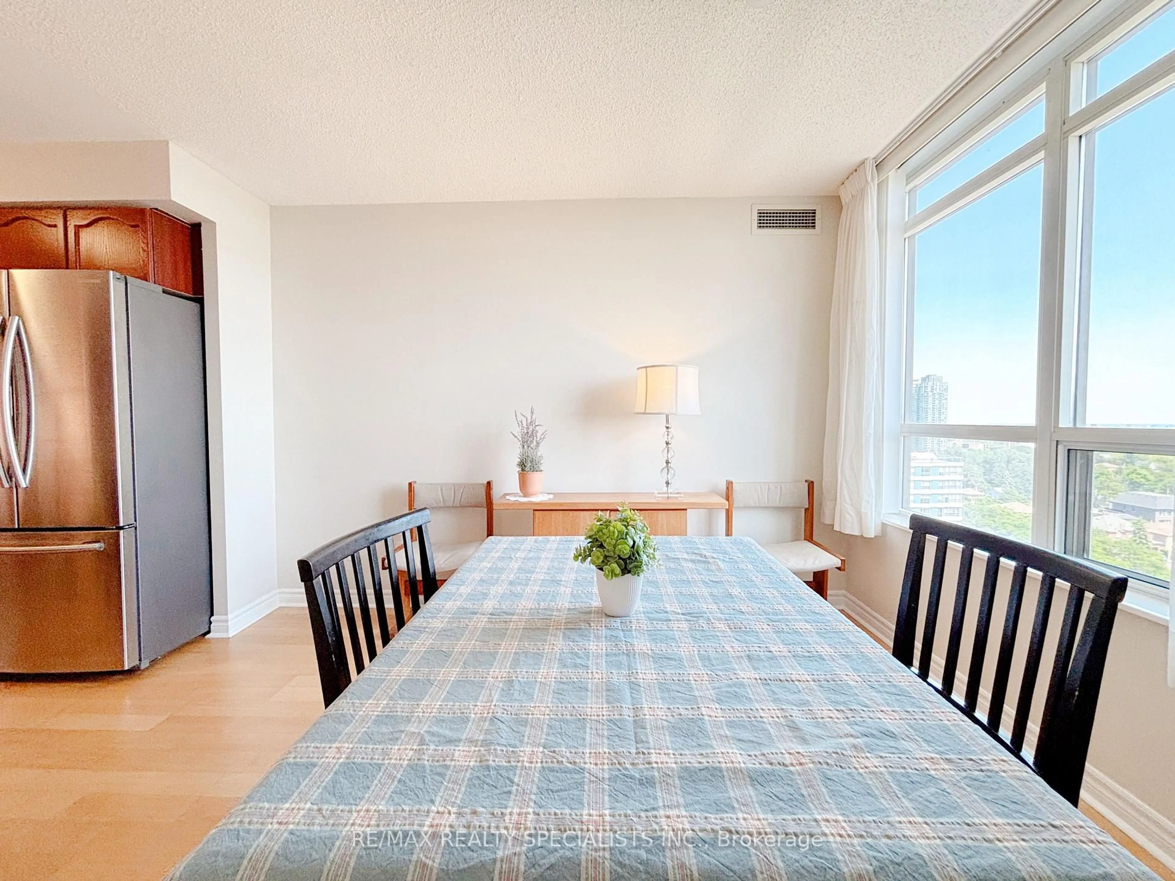 Dining room, wood/laminate floor for 3880 Duke Of York Blvd #1415, Mississauga Ontario L5B 4M7