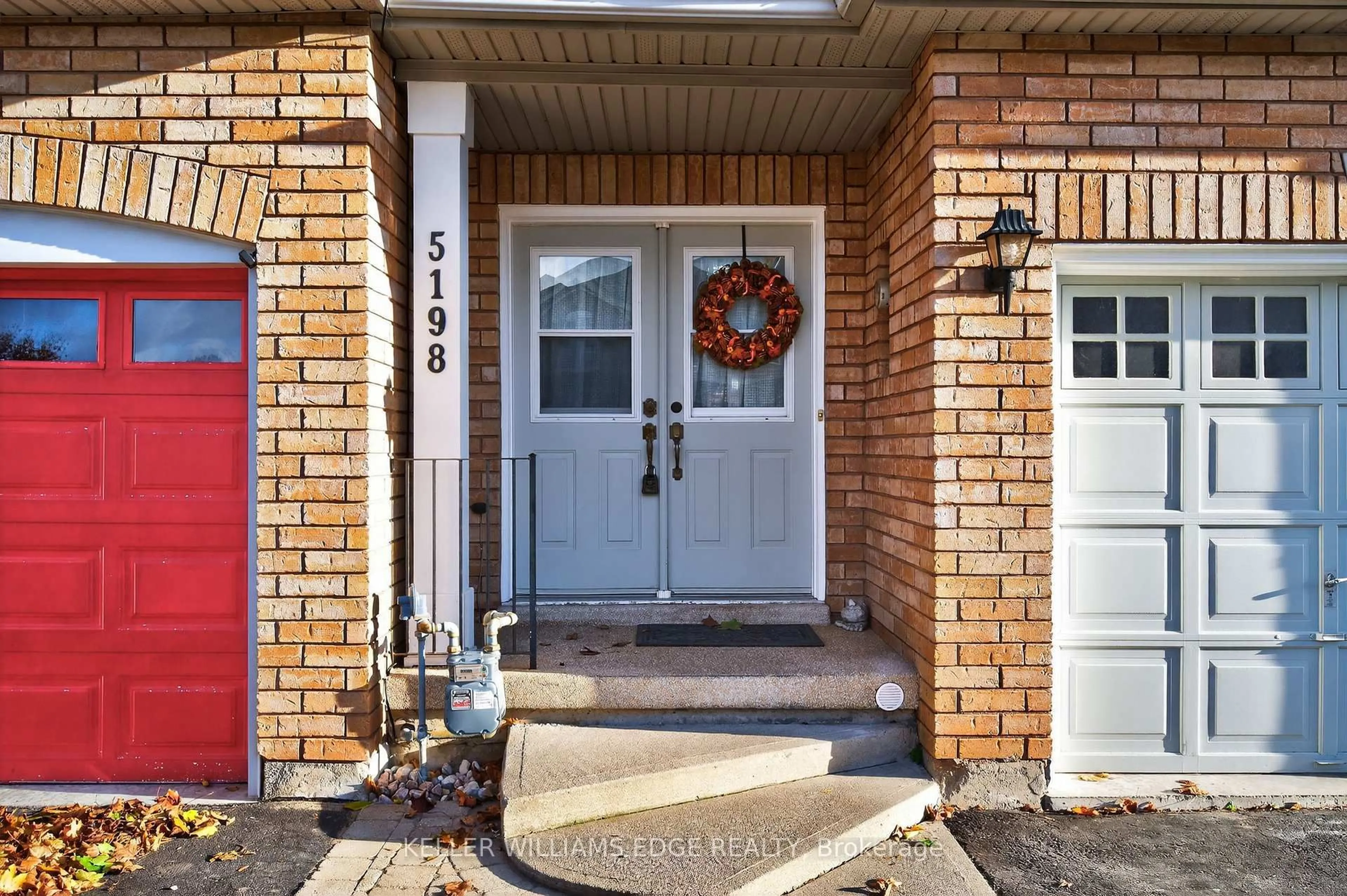 Indoor entryway for 5198 Porter St, Burlington Ontario L7L 6R2