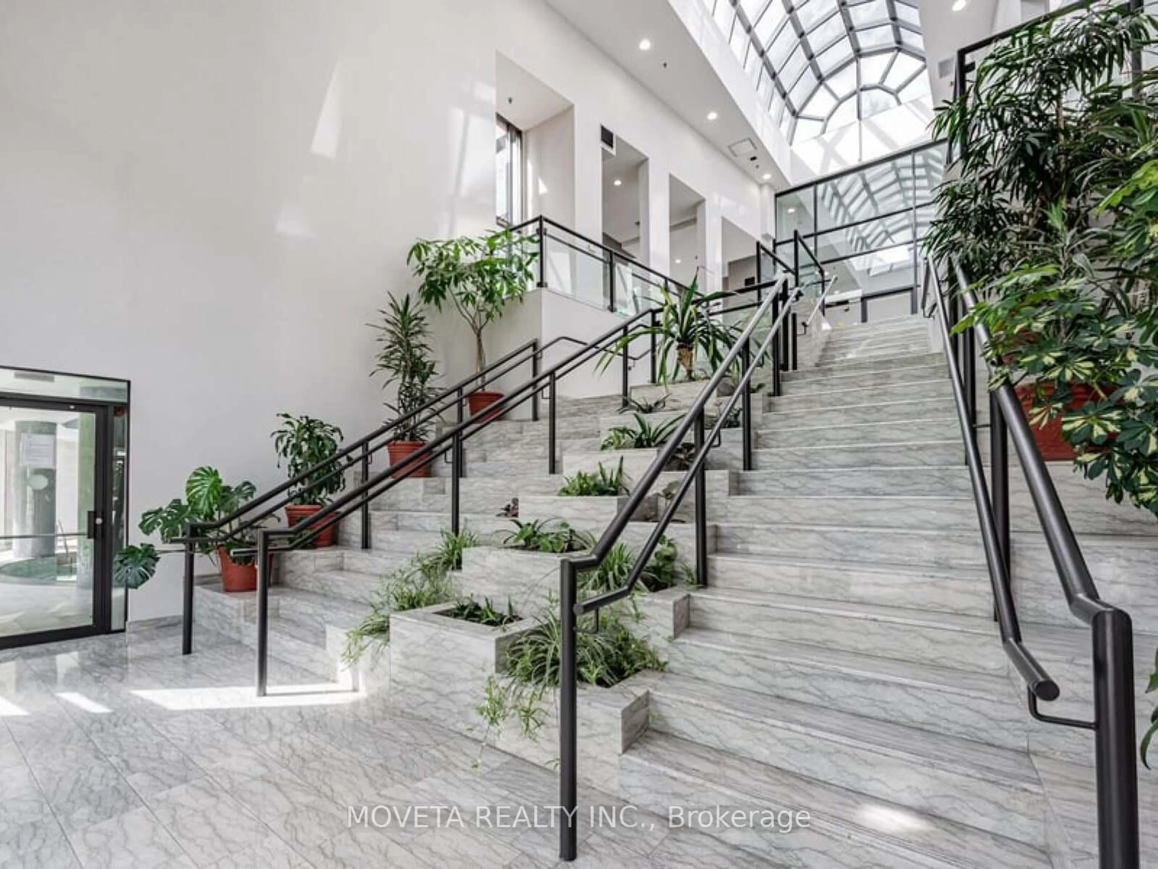 Indoor foyer for 3 Hickory Tree Rd #1401, Toronto Ontario M9N 3W5