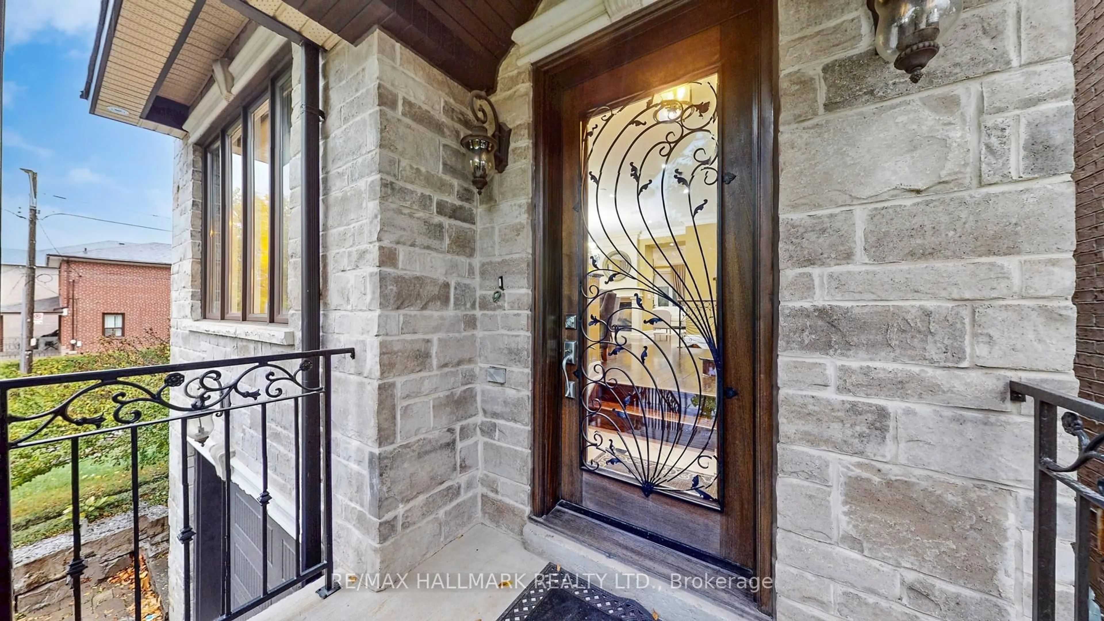 Indoor entryway for 204 Maple Leaf Dr, Toronto Ontario M6L 1P1