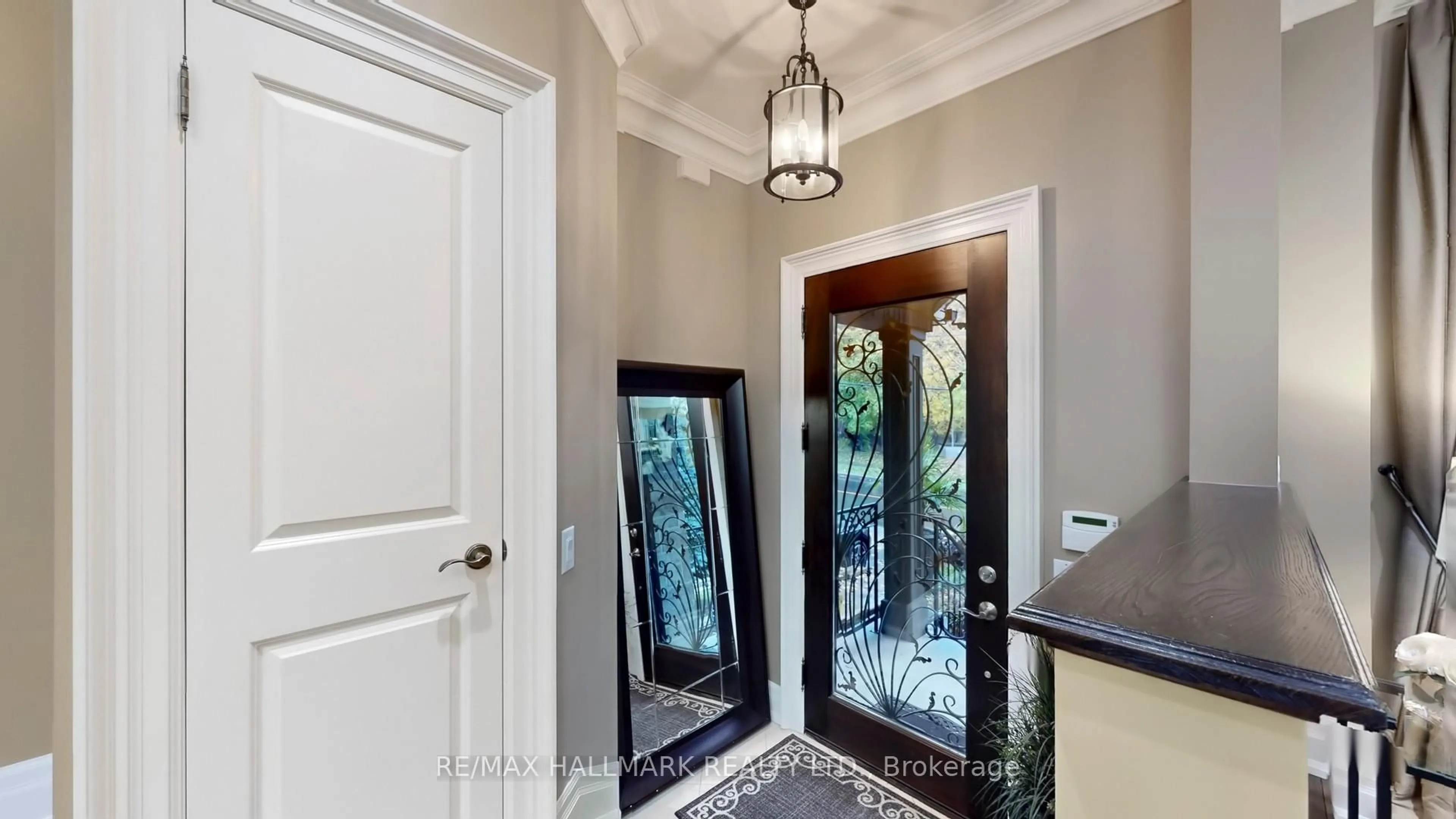 Indoor entryway for 204 Maple Leaf Dr, Toronto Ontario M6L 1P1