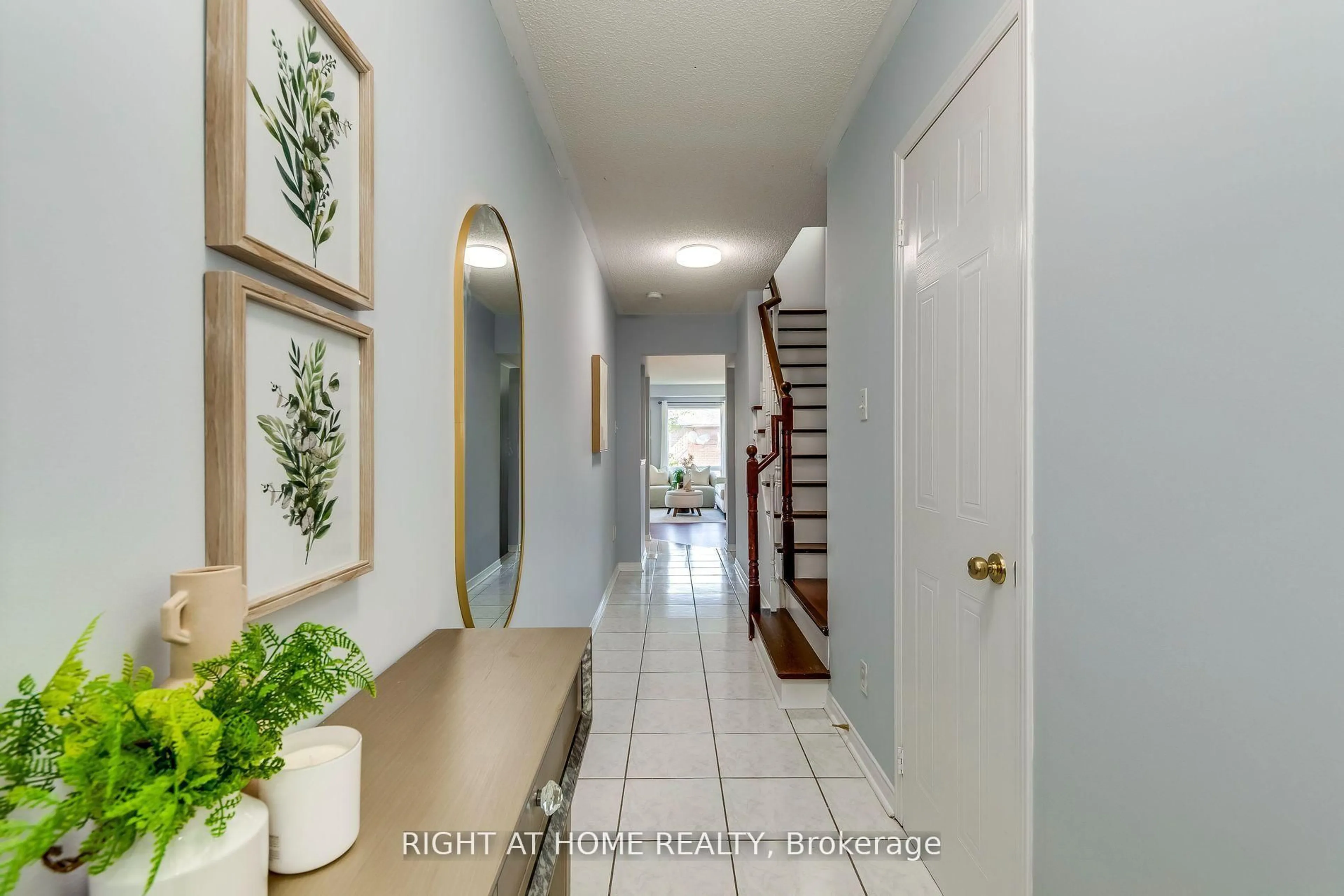 Indoor entryway for 2945 Thomas St #104, Mississauga Ontario L5M 6C1