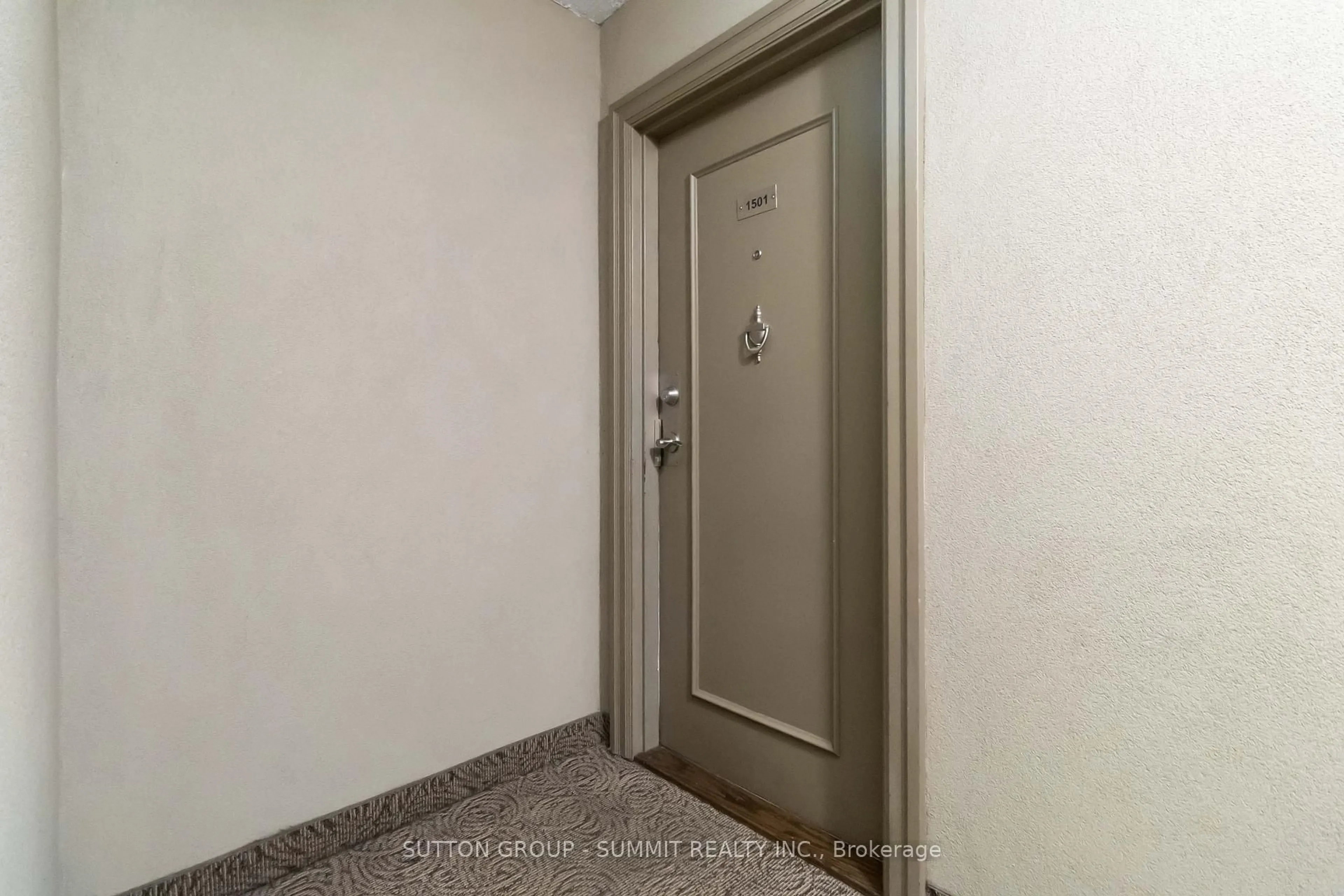 Indoor foyer for 975 WARWICK Crt #1501, Burlington Ontario L7T 3Z7