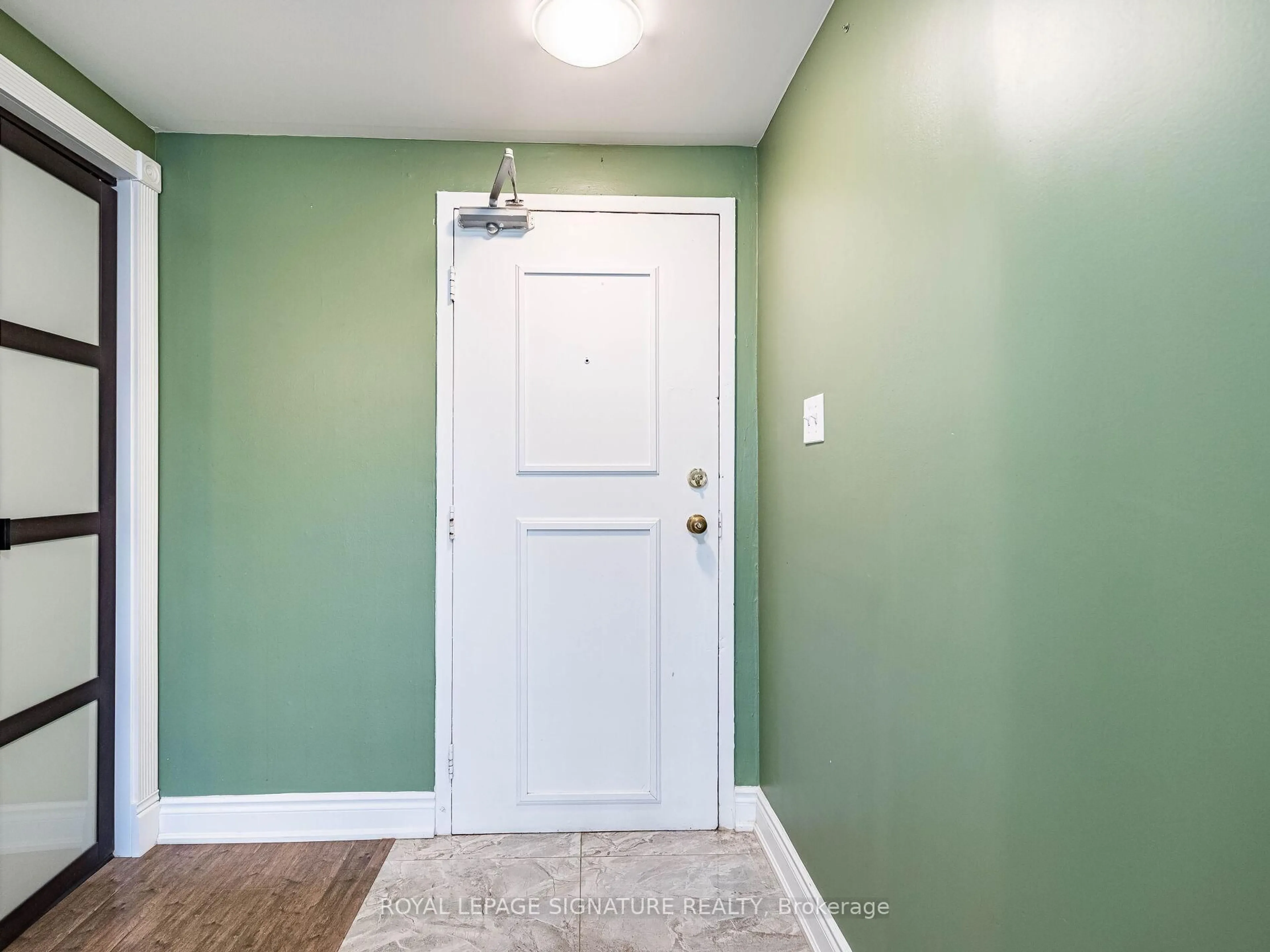 Indoor entryway for 370 Dixon Rd #113, Toronto Ontario M9R 1T2