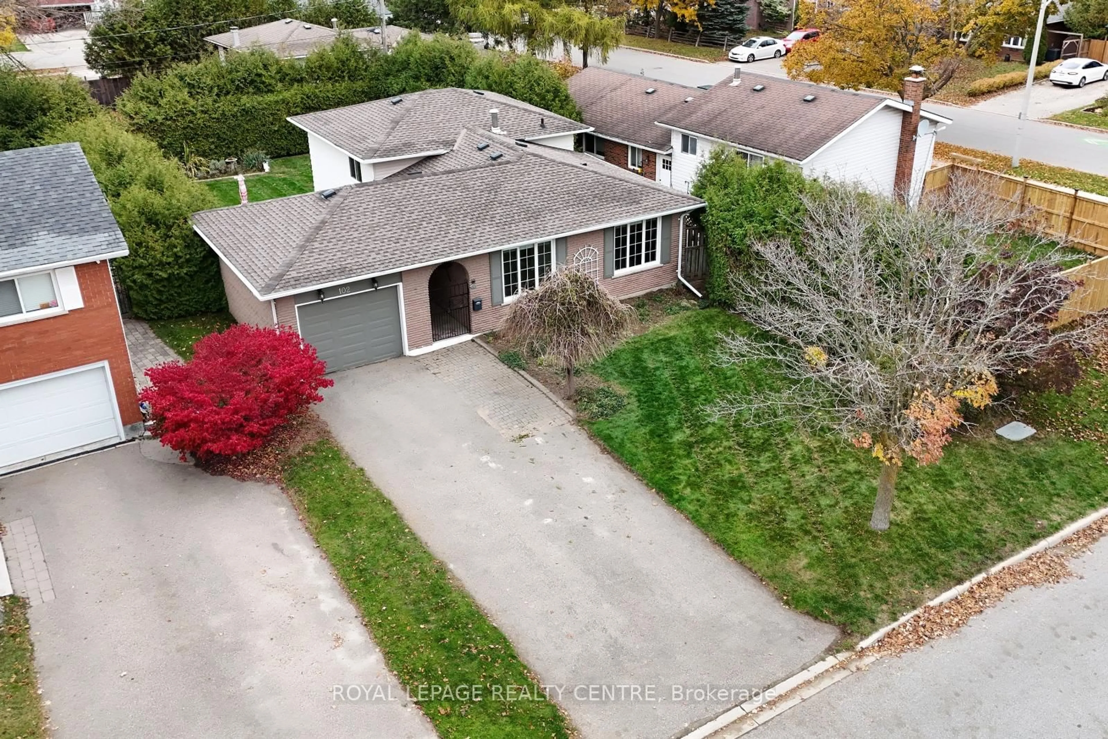 A pic from outside/outdoor area/front of a property/back of a property/a pic from drone, street for 102 Church St, Orangeville Ontario L9W 1P2