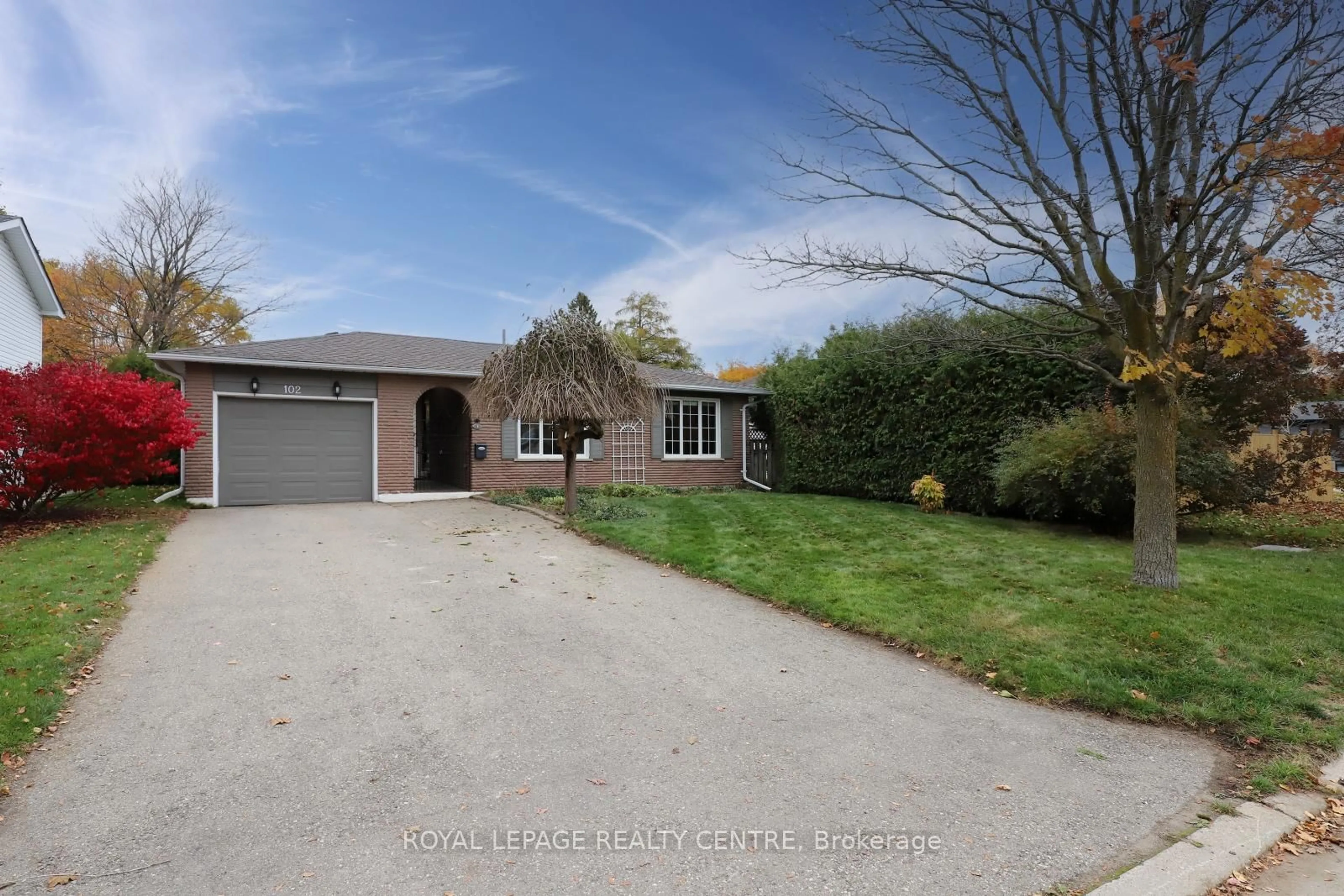 A pic from outside/outdoor area/front of a property/back of a property/a pic from drone, street for 102 Church St, Orangeville Ontario L9W 1P2